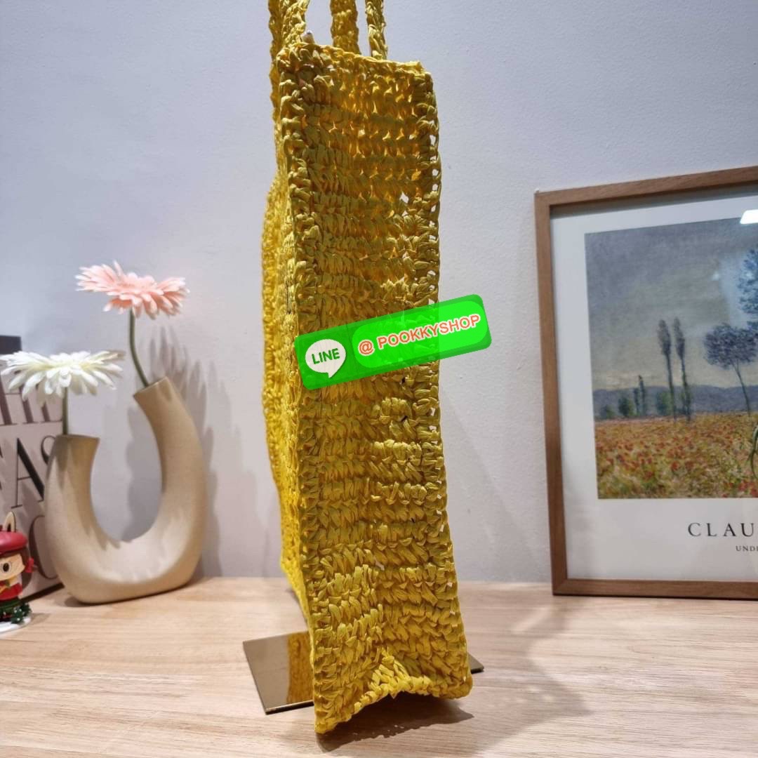 PRADA RAFFIA TOTE BAG สวยไม่ซ้ำใคร สไตล์บีช เหมาะมากกับการสะพายไปเที่ยวทะเล หรือจะใช้ในวันสบายๆก็ตอบโจทย์ กับกระเป๋าสะพายสานใบใหญ่ ตัวกระเป๋าเป็นวัสดุสังเคราห์จากธรรมชาติ สานทอเต็มใบออกมาเป็นลวดลายสวยงาม มีกระเป๋าซับในให้ สำหรับใส่ของเป็นสัดส่วน และรูดปาก