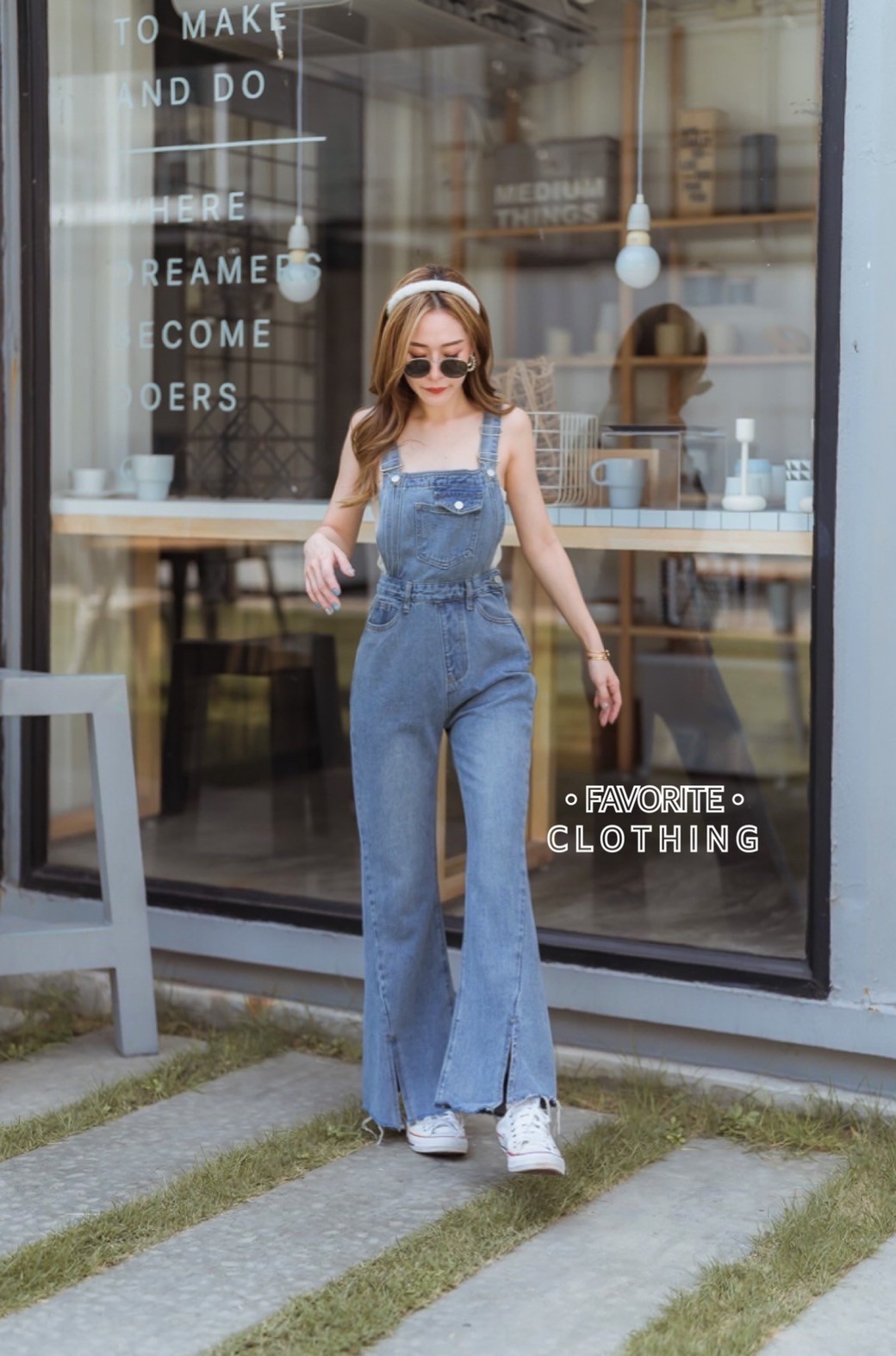 จั๊มสูทแฟชั่น เอี๊ยมยีนส์ขายาว แต่งผ่าปลายขา งานผ้ายีนส์ฟอกเนื้อดี มีซิปข้างกางเกงใส่ง่าย