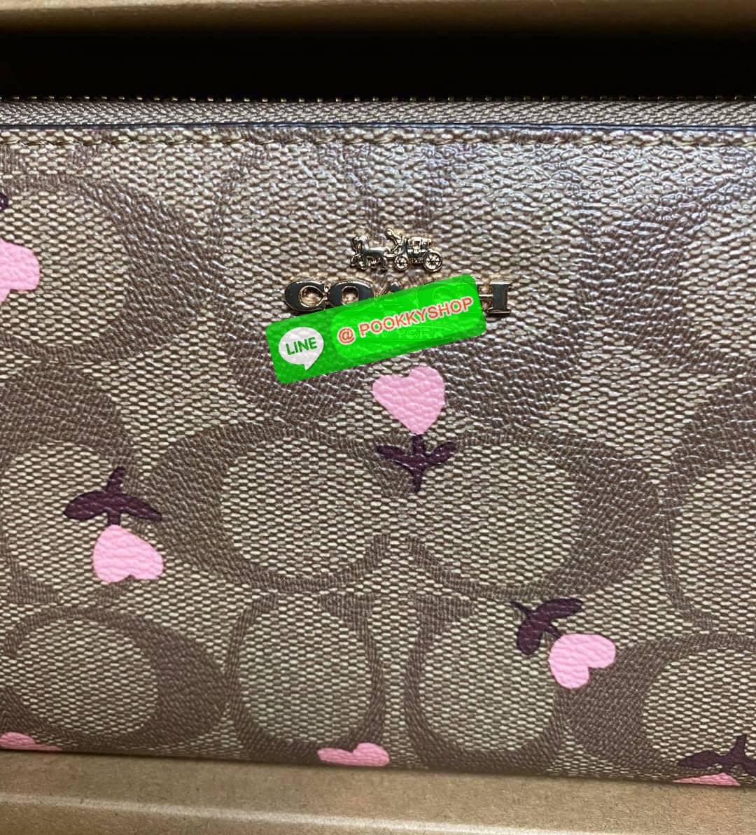 COACH ACCORDION ZIP WALLET IN SIGNATURE CANVAS กระเป๋าสตางค์ใบยาว ซิปรอบ ใช้งานง่าย ด้วยฟังค์ชั้น ด้านใน ใส่บัตรได้จุใจ มีช่องซิปใส่เหรียญตรงกลาง โดนใจหลายๆคนไปเรียบร้อยและคลาสสิค เรียบหรูดูแพงตลอดกาล ยกให้รุ่นนี้เลย