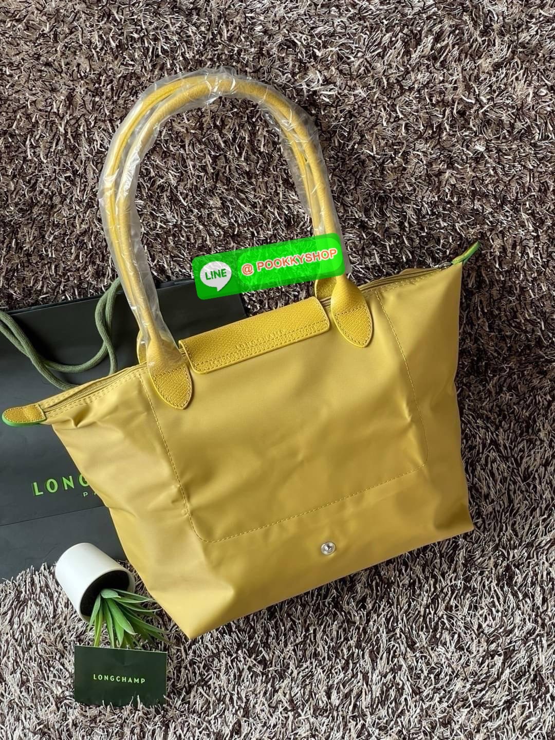 LONGCHAMP LE PLIAGE GREEN Shoulder bag S กระเป๋าใบนี้ดึงดูดใจคุณด้วยรูปทรงมินิมอลและกะทัดรัด หูกระเป๋าที่ยาวช่วยให้คุณสะพายไหล่ได้อย่างสบาย การปิดด้วยซิปช่วยให้มั่นใจได้ว่าสิ่งของทั้งหมดของคุณปลอดภัย Longchamp ดึงแรงบันดาลใจจาก origami สร้าง LE Pliage Gre