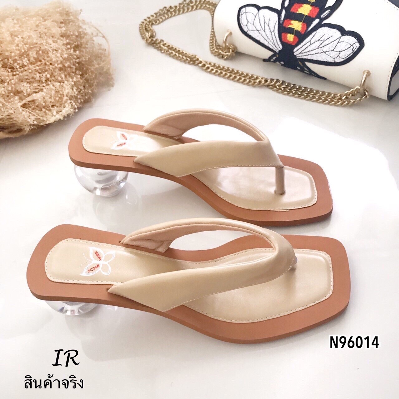 รีพีทแบบขายดี!!! พร้อมส่ง บอกเลยว่าปัง!!! มากคู่นี้ เลือกที่จะแตกต่างไม่เหมือนใคร ด้วยคู่นี้ รองเท้าลำลองวัสดุหนังนิ่มมากแบบคีบสวยคลาสสิค ส้นอะคริลิคใสกลมสวยเก๋มากๆสูง 2.5 นิ้ว โอนด่วนของมีจำนวนจำกัดจร้า^^