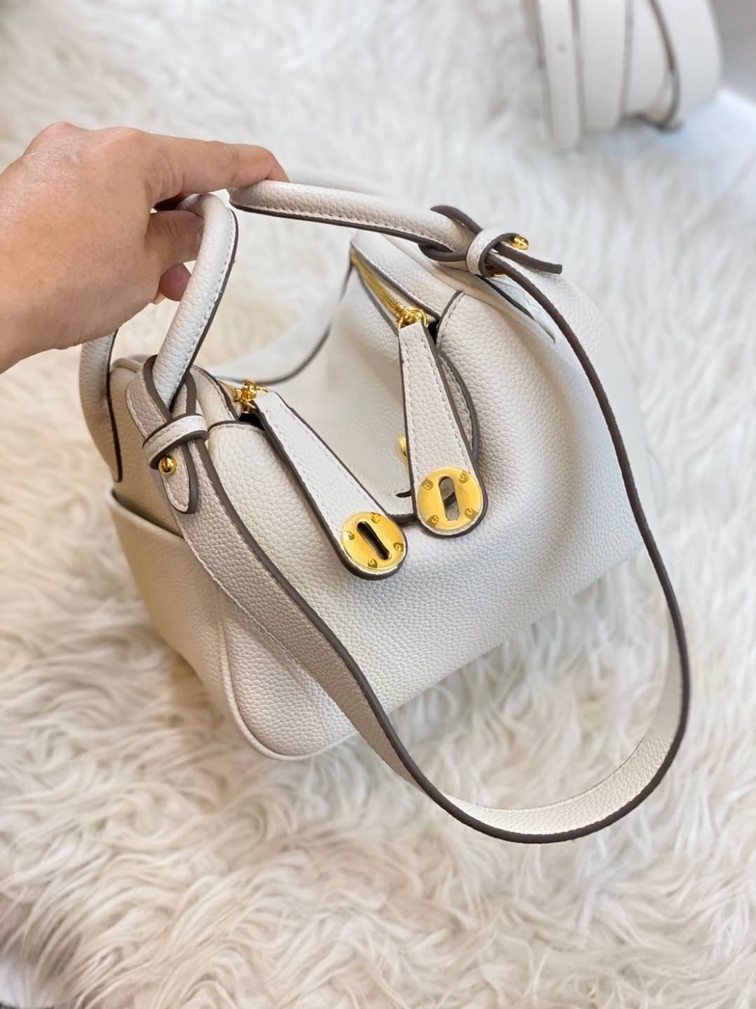 กลับมาเเล้วค่า Lindy 20cm หนัง PU premium ที่ลูกค้าถามกันมาเยอะมากกก รอบนี้หนังสวยมากๆๆ สายสะพายแบบเรียบหรู มีห่วงรัดสายสองข้าง มี 2 สายนะคะ มีซิลิโคนปิดลูกบิดกันรอย งานเนี้ยบสุด ยิ่งใช้ยิ่งนิ่มมม กระเป๋าทรงสวยนุ่ม Flexible มากๆ จุของได้ทุกสิ่ง จะใช้ไปทำง