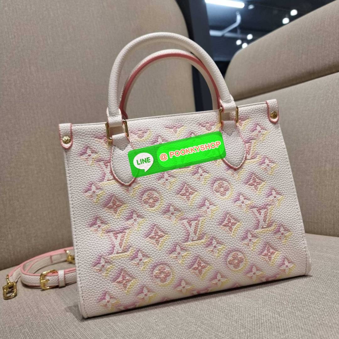New arrival!! LV crossbody tote bag ดีไซน์ใหม่ น่ารัก ละมุน น่าใช้มาก จากเคาน์เตอร์ dutyfree กระเป๋าทรงโท้ทที่ใครเห็นต้องเป็นคลั่งรัก ดีไซน์คลาสสิค ผู้ดี หรูหรา โทนสีใช้งานง่าย ทุกสไตล์ วัสดุหนัง pepble มาพร้อมหูจับในตัว คล้องแขนก็ดูแพง หรือจะเกี่ยวสายครอ
