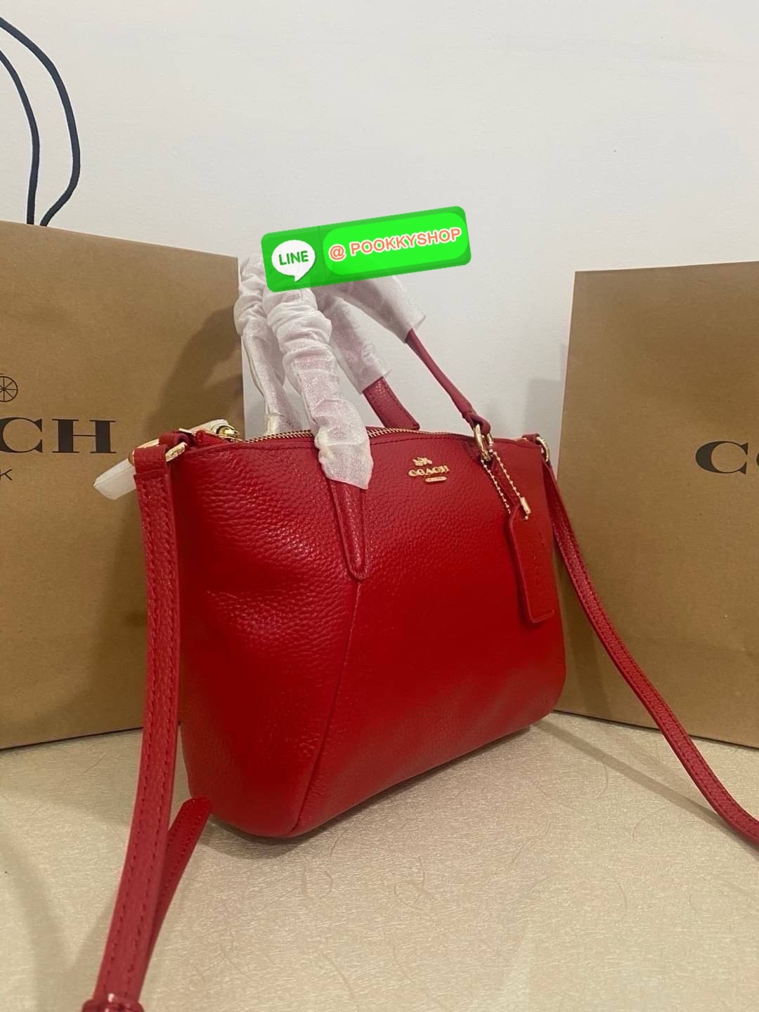 COACH MINI KELSEY SATCHEL IN PEBBLE LEATHER (F57563) 🖤 สีดำคลาสสิก หนังแท้ทั้งใบ สายสะพายถอดได้ 🎀 ขนาดกำลังพอดี ใส่ของจำเป็นได้ครบ มือถือ กระเป๋าสตางค์ พวงกุญแจ 💎 อะไหล่ทองสวยเรียบหรู มีป้ายห้อย COACH และโลโก้ปั๊มกลางใบ