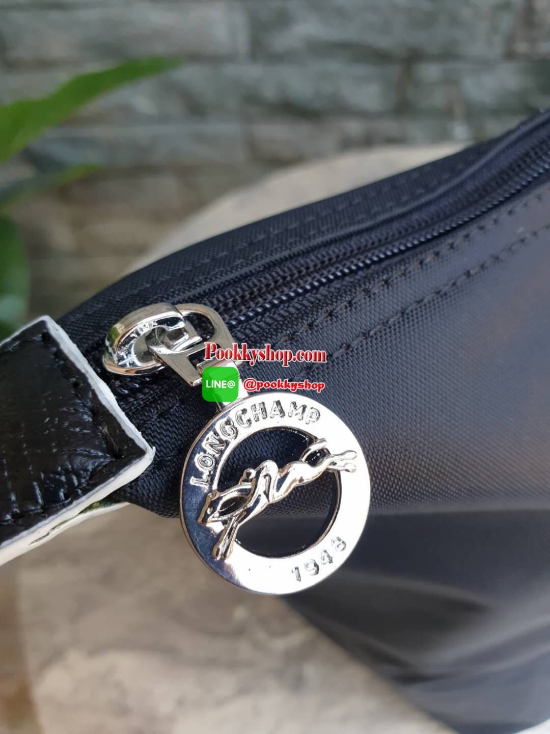 Longchamp Le Pliage Club Tote Bag Size L หูยาว วัสดุเนื้อผ้า Nylon Canvas เคลือบกันนำ้ ตัดด้วยหนังแท้ที่มีน้ำหนักเบา ดีไซน์เรียบง่ายแต่เต็มไปด้วยความคลาสสิก จนเป็นที่ชื่นชอบไปทั่วโลก Longchamp ปรับโฉม LE PLIAGE ด้วยการปักลายรูปม้า-ตราสัญลักษณ์ของแบรนด์บนผ