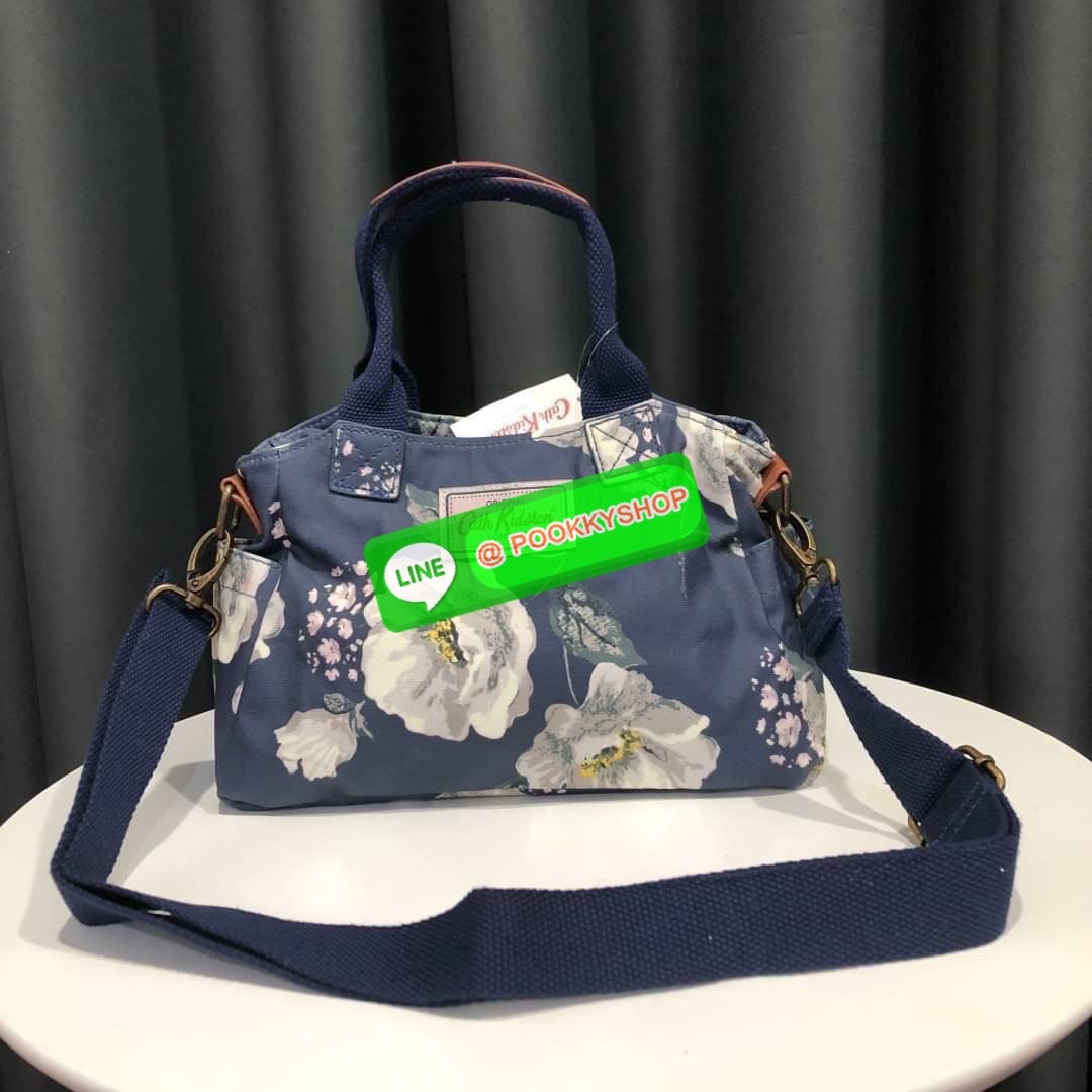 Cath Kidston Mini day Bag กระเป๋าถือหรือสะพายสุดชิค เหมาะสำหรับใช้สะพายในวันทำงานหรือวันสบายๆ เก็บของใช้ระหว่างวันได้เยอะค่ะ เปิด-ปิดด้วยซิป ด้านในมี 1ช่องใหญ่ ช่องซิป 1ช่องและช่องเล็กให้แยกเก็บมือถือของจุกจิก สวยคุ้มมากๆ มีหูจับ มาพร้อมสายสะพายยาวปรับระด