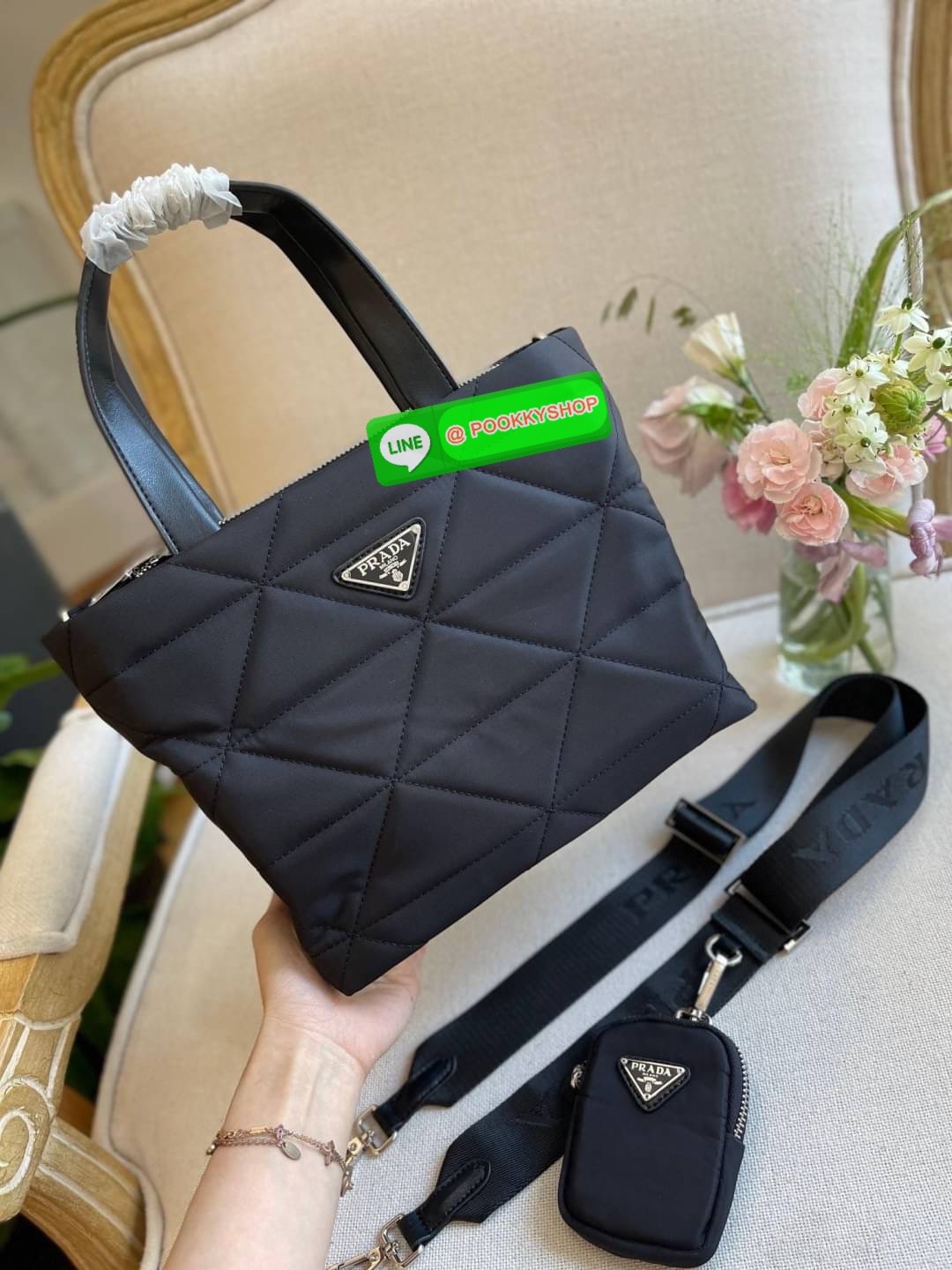 🌟 NEW ARRIVIAL มาใหม่กับกระเป๋าถือ ทรงยอดฮิต จากงานพรีเมี่ยมกิ้ฟจากแบรนด์ PRADA อะไหล่เงินทั้งใบ ตัวกระเป๋าอยู่ทรงสวย ลายตาราง วัสดุทำจากผ้าNylon เปิดปิดด้วยซิป ด้านใน มีช่องซิปช่องแยกและช่องใหญ่ แบ่งเก็บของได้เป็นสัดส่วน ขนาดกพลังดี ใส่ของได้หลาก