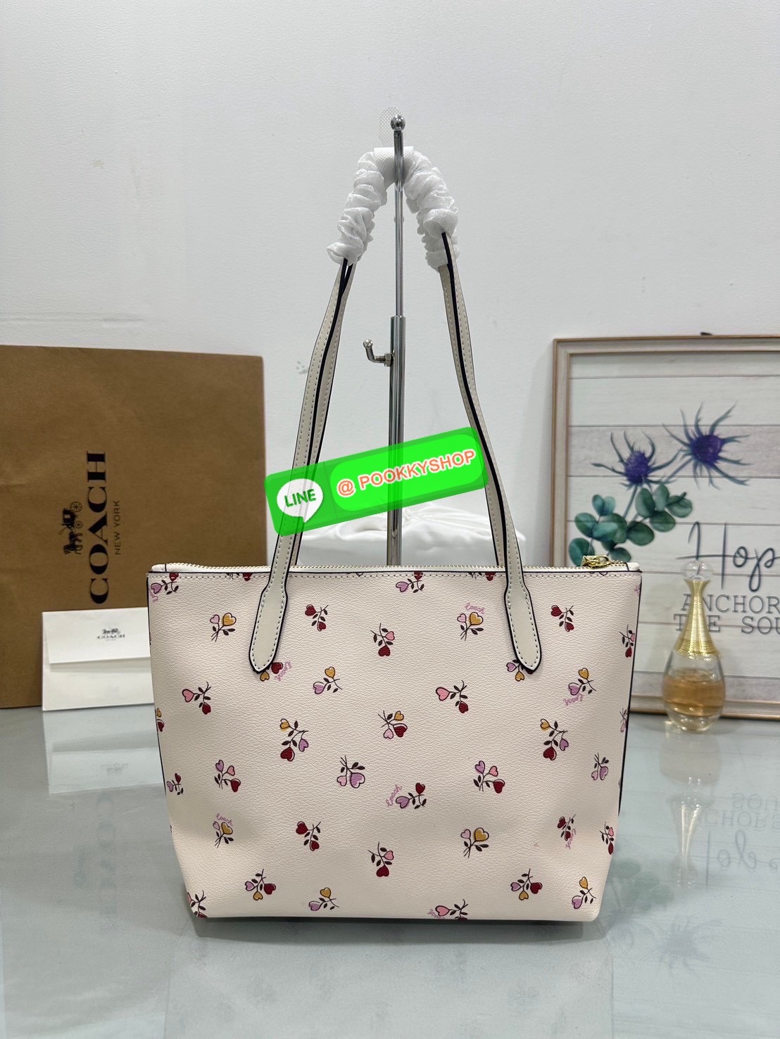 Coach Tote CX587 รุ่นม้าแคร่ Signature Patchwork แดงเบอร์กันดีสุดหรู ✨ รุ่นขายดี ลาย Signature Canvas พร้อมโลโก้ลายรถม้าเพิ่มลูกเล่นเด่นไม่เหมือนใคร 💼 ขนาดกำลังดี น้ำหนักเบา หิ้วไปทำงานหรือใส่ของรายวันก็เก๋