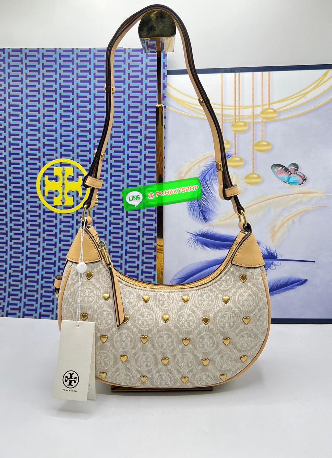 Tory Burch Monogram with Heart Bag คอลเลคชั่นร้อนแรงแห่งปี คอลเลคชั่นทีบ่งบอกสไตล์ที่ทันสมัยทรงครึ่งวงปักลายหัวใจบนกระเป๋าสุดน่ารัก โด่ดเด่น วัสดุผ้าแจคการ์ดตัดหนังแท้ เปิดปิดด้วยซิป