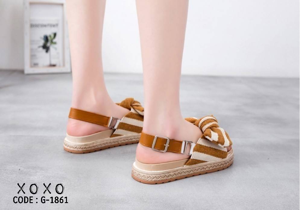 สินค้าพร้อมส่ง แถมฟรี สายคล้องเป็นรัดหลัง แตะสวม งานเก๋ วัสดุผ้าลายสลับสี ด้านหน้ามัดโบ พื้นรองเท้าส้นเสมอ ไม่ต้องเขย่ง สวมใส่ง่าย กระชับ แมทส์ชุดง่าย ติดรูเกี่ยวตะขอขอบรองเท้า ใส่ได้ 2 แบบ จะใส่แบบแตะ หรือมีสายรัดหลังง่ายๆ โดยเกี่ยวตะขอ เท่านั้นเอง ก็เปล