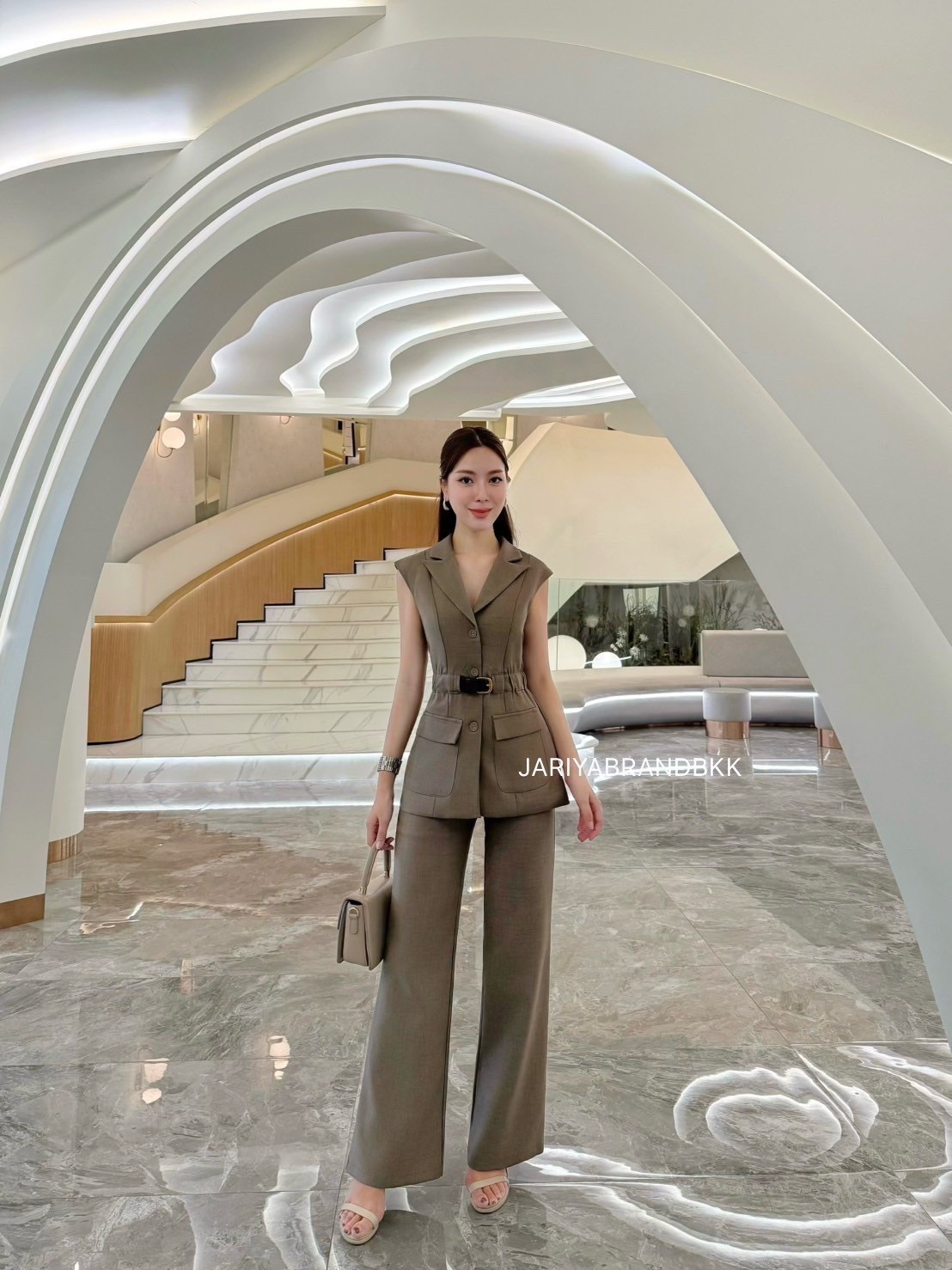 ชุดเซทแฟชั่น ชุดset 2ชิ้น(ผ้าทวิส) เสื้อคอปกแขนกุดมาพร้อมเข็มขัดและกางเกงเอวสูงขายาวทรงกระบอก