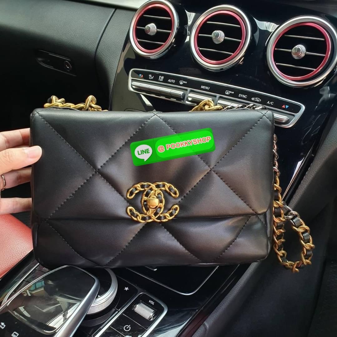 ต้อนรับเทศกาลแห่งความสุข กับกระเป๋างานกิฟท์ CHANEL VIP GIFT CROSSBODY BAG ทรงหรู หนังพียูพรีเมี่ยมหนังนิ่ม อะไหล่ทองวินเทจผสมเงิน มีหนังรองบ่า สวยหรูมากเปิดปิดด้วยตัวหมุน ด้านในบุผ้าสีแดงใส่กระเป๋าสตางค์ได้ถึงใบยาว มือถือได้ทุกรุ่น พร้อมช่องซิปให้อีกหนึ่ง