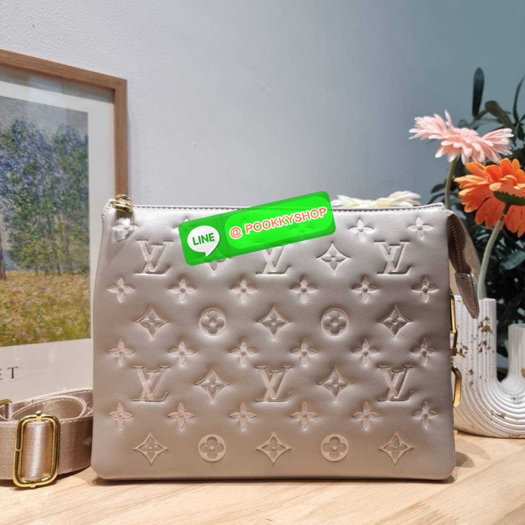 LV coussin pm bag 🔆 Details กระเป๋าสะพายกึ่งคลัชท์ สุดล้ำ ดีไซน์ใหม่ สีลิมิเต็ด ล่าสุดจากเคาน์เตอร์ duty free มาแรงมาก ด้วยความสวยปังตั้งแต่แรกเห็น มาพร้อมสาย 2 เส้น สวยลัคชูแบบสับๆ มีสายโซ่ที่มีดีเทลละเอียดไม่ซ้ำ และสายสปอร์ตครอสบอดี้ ที่จะคล้องไ