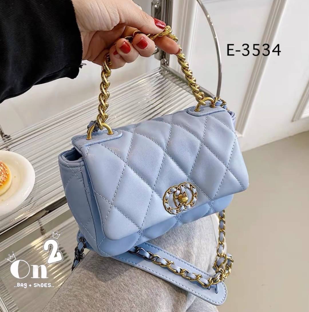 กระเป๋าสะพายไหล่ทรงชาแนล หนังpu งานนิ่ม ทรงสวย สะพายไหล่ หรือสะพายข้างก็เก๋ อะไหล่สีทอง สายโซ่ร้อยหนัง มีหนังรองบ่า สะพายแล้วไม่เจ็บบ่าจ้า