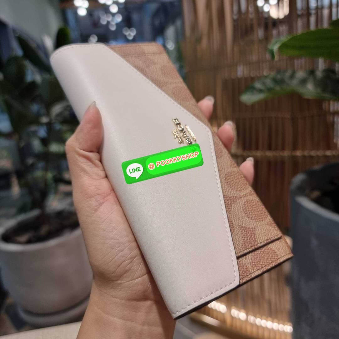 COACH 31547 SOFT WALLET IN COLORBLOCK SIGNATURE CANVAS คัมแบคแล้วน้า กับไอเท็มหายาก กระเป๋าสตางค์ใบยาวแบบพับ ขนาดกำลังสวย ดีไซน์คลาสสิคเอกลักษณ์ วัสดุหนังแคนวาสเคลือบลาย เปิด-ปิดด้วยกระดุม ภายในใส่บัตรได้เยอะ ใส่ธนบัตรได้สบายๆ ใบจริงสวยปังทุกสี ใครมองหากร