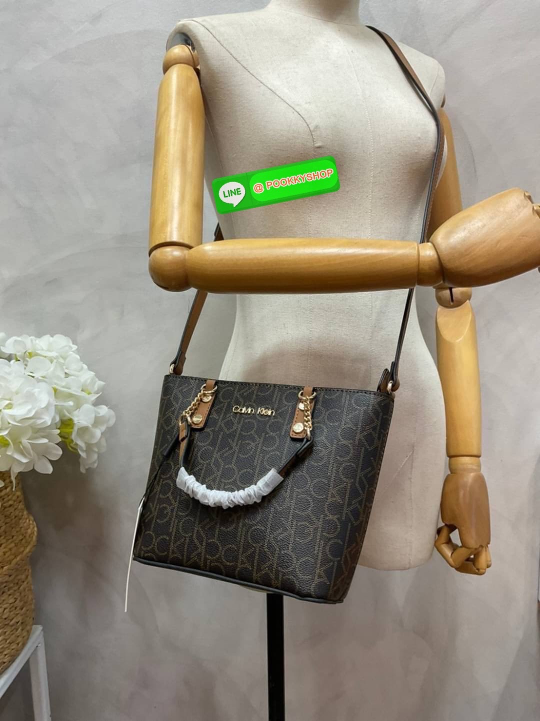 Calvin Klein Monogram Shopping Bag คอลเลคชั่นใหม่ล่าสุด ของมันต้องมี สวยหรูดูแพงมาก สำหรับรุ่นนี้!!! กระเป๋าถือ/สะพาย Crossbody รุ่นใหม่ชนช้อป รุ่นยอดนิยม วัสดุ PVC คุณภาพดี น้ำหนักเบา ด้านหน้าประดับด้วยโลโก้แบรนด์ ตัวกระเป๋าลาย monogram สวยหรู รอบใบ มาพร