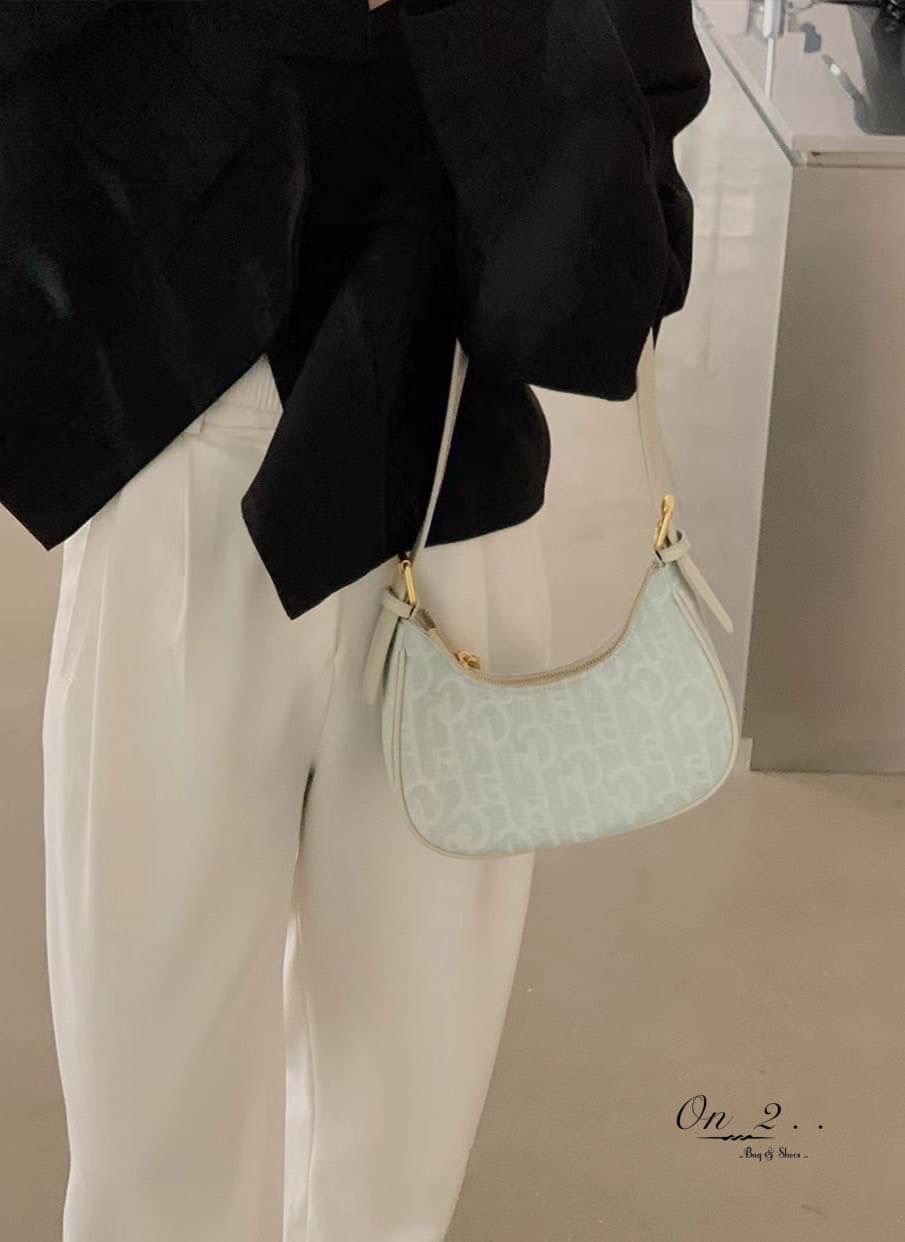 💥💥NEW Arrival 💥💥 Korean Style bag กระเป๋าสะพายไหล่ทรงวินเทจ สุดเก๋♥️ วัสดุเป็นผ้ายีนส์สีฟ้าอ่อนมีลาย น้ำหนักเบาใส่ของได้เยอะ สายสะพายสามารถปรับความยาวได้ค่ะ