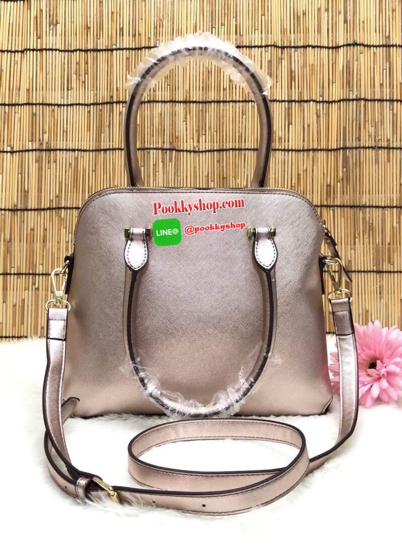 Kate Spade New York Saffiano Bag กระเป๋าถือหรือสะพายข้าง ลายหนังซาฟเฟียโน่ ทรงโดมสวย ด้านหน้ามีอะไหล่แบรนด์ เปิดปิดกระเป๋าด้วยซิป ภายในโล่งกว้าง ใส่ของจุทีเดียวค่ะ มีช่องซิปและช่องเล้กให้ใส่ของจุกจิกค่ะ มาพร้อมสายยาวถอดออกได้ปรับระดับได้มาด้วยนะค่ะ....รุ่