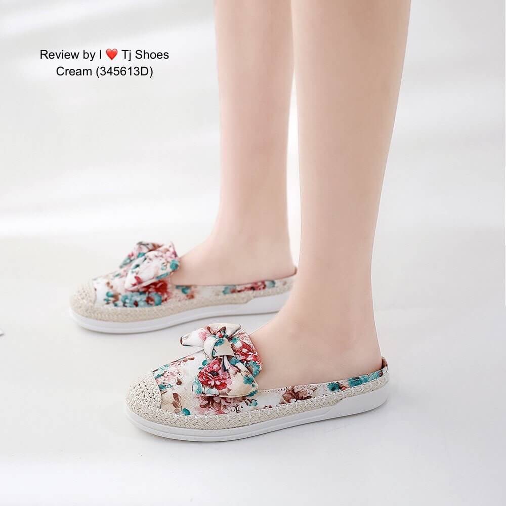 พร้อมส่งรองเท้าเพื่อสุขภาพ ที่ทั่งเกร๋ทั้งน่ารักสุดๆ รองเท้ารุ่นนี้เป็นงานสั่งทำพิเศษ หนังนิ้มนิ่ม ผ้าลายเก๋ๆ ประดับโบว์น่ารักๆ น้ำหนักเบา พื้นบุนวมนิ่ม ใส่นุ่มเดินทั้งวันได้สบายมากๆ แมทกับชุดอะไรก็เกร๋ก็น่ารักสุดๆ เป็นรุ่นแนะนำ ซื้อไปรับรองไม่ผิดหวัง ของ