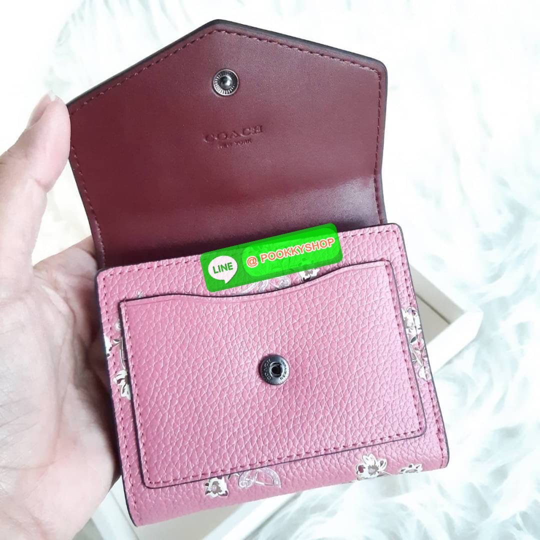 COACH F28445 SMALL WALLET WITH FLORAL BOW PRINT กระเป๋าสตางค์ใบสั้น พับสองตอน ลายดอกไม้น่ารักกลับมาอีกแล้วจ้า วัสดุหนัง pepble สวยทนทาน เปิด-ปิดด้วยกระดุม ภายในมีช่องใส่บัตร ใส่ธนบัตรได้ทุกขนาด ด้านหลังมีช่องซิปเล็กให้อีก ราคาดี คุ้มค่าแบบนี้ ต้องจัดไปเลย
