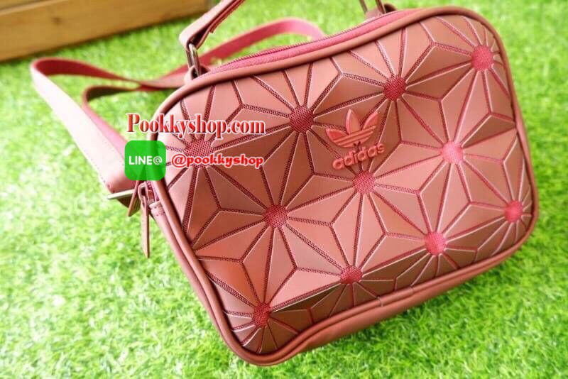 adidas mini airline bag *outlet* กระเป๋าสะพายข้างทรงสปอร์ต ด้านหน้าติดโลโก้แบรนด์ ดีไซน์ลาย 3D ด้านหลังเป็นหนังเรียบ มีช่องซิปสามารถใส่สิ่งของได้ รุ่นนี้เปิดปิดด้วยซิปคู่ ซิปปั๊มแบรนด์ทุกจุด ด้านในเป็นช่องกว้าง มีช่องซิป สายสะพายยาวสามารถปรับระดับได้ สาวก