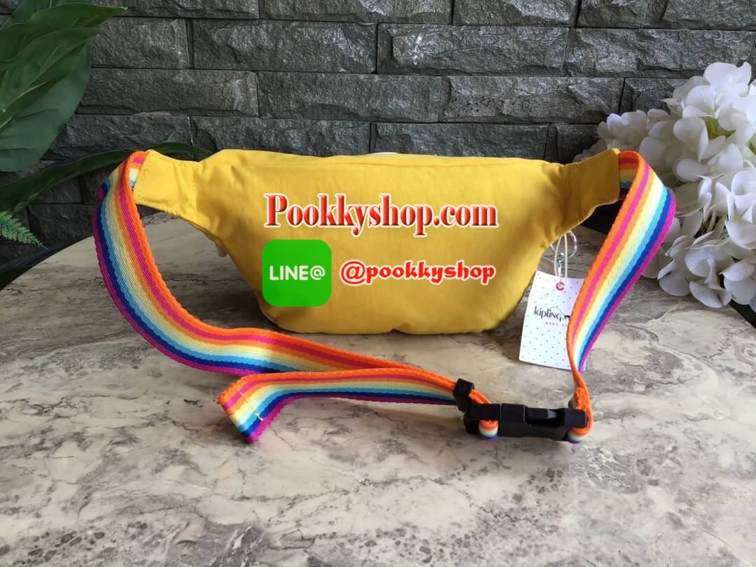 กระเป๋าคาดอกหรือคาดเอว KIPLING YASEMINA Fanny Pack วัสดุด้านนอก Nylon +polyester วัสดุกันน้ำ ด้านหน้ามี 2 ช่องใช้งาน แยกเป็นสัดส่วน ใส่มือถือได้ กระเป๋าเงินใบยาว พร้อมสายคล้องพวงกุญแจ และ พวงกุญแจลิงสัญลักษณ์แบรนด์ สายสะพายเลื่อนปรับความยาวได้ สีสันสดใส น