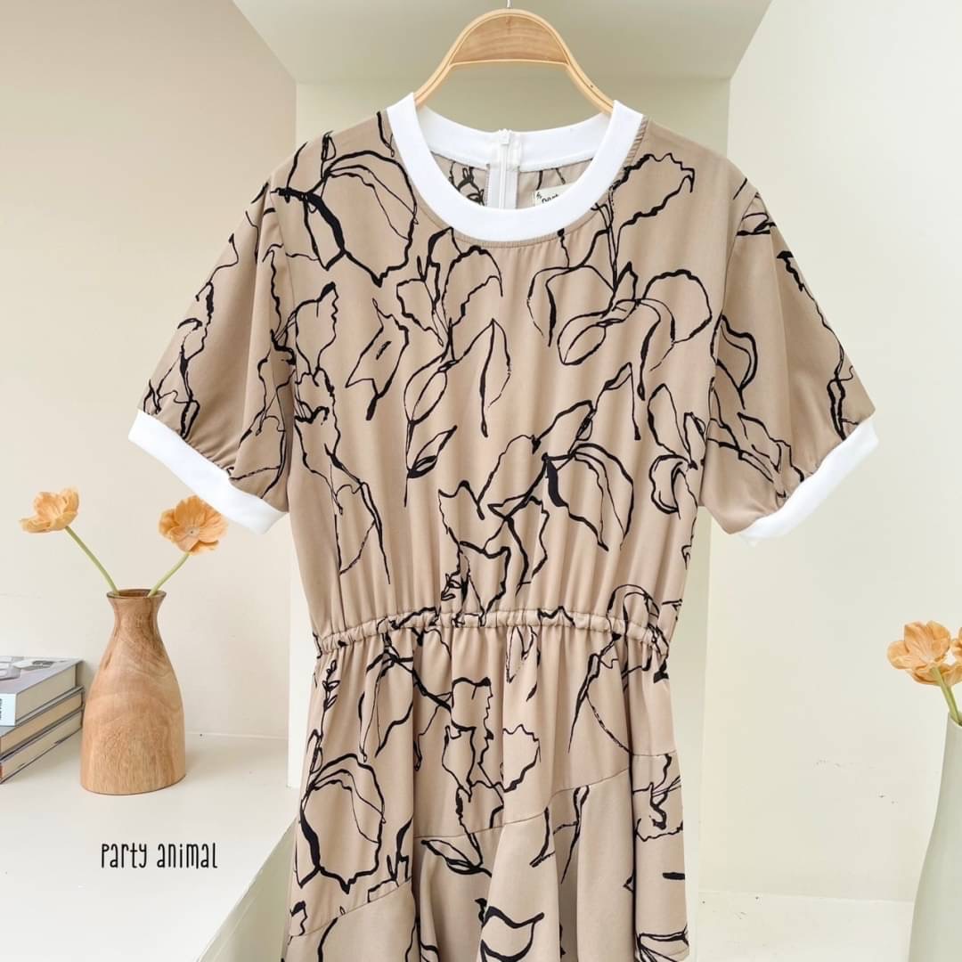 Maxi dress ทรงคอกลมเอวยางยืด ต่อชายกระโปรงหางปลาสวยค่ะ ด้านหน้าดีไซน์แต่งระบายเฉียงเล็กๆช่วงกระโปรง เนื้อผ้าโพลีเอสเตอร์พริ้วๆนุ่มใส่สบาย งานมีซับในกระโปรง ซิปหลัง มาพร้อมเชือกผูกเอวค้า 2ลาย