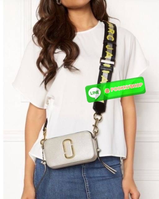 March Jacop Snapshot MJ Cross Body Bag กระเป๋าสะพายข้าง วัสดุหนัง Saffiano ด้านหน้าประดับด้วยโลโก้ J อันเป็นสัญลักษณ์ของแบรนด์ อะไหล่ทองหรูหรา มาพร้อมสายสะพายโลโก้แบบปรับได้ แบ่งเป็น2ช่องซิป ใบนี้คือเรียบหรูแต่ดูดีมาก ไม่ควรพลาดเลยค่า