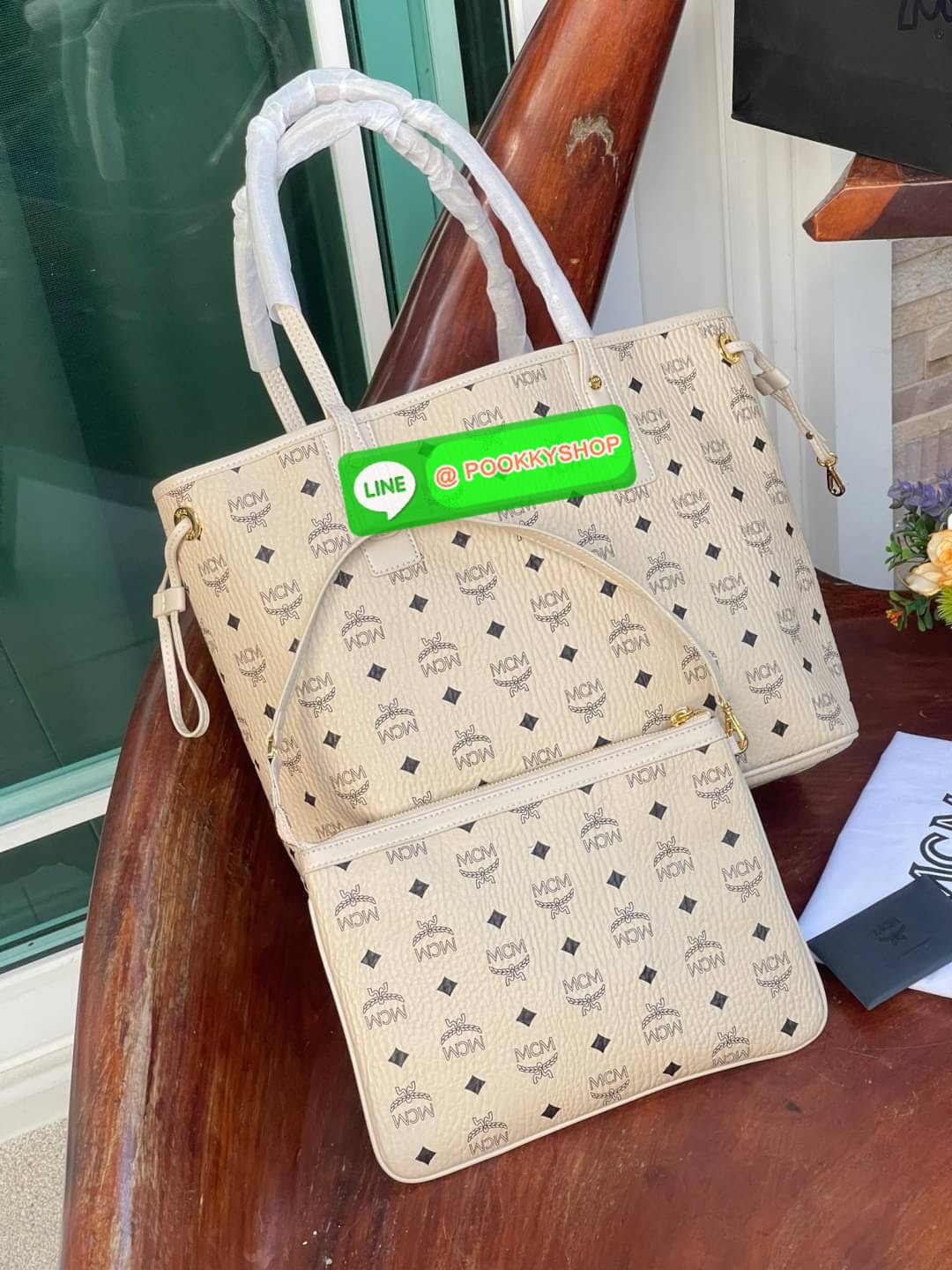 💕Mcm Liz Reversible Shopper in Visetos ขึ้นชื่อว่าเป็นกระเป๋าช็อปเปอร์ แน่นอนว่า จะต้องเหมาะสำหรับสาว ๆ ที่ชอบพกสัมภาระเยอะ ซึ่งรุ่นนี้ไม่ใช่แค่เพียงให้พื้นที่จุของกว้างขวางเท่านั้น แต่ยังออกแบบดีไซน์และรูปทรงให้มีความยืดหยุ่น มีหูรูดด้านข้างที่สา