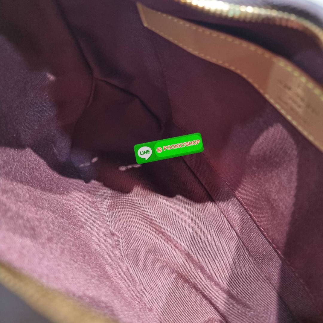 LV boulogne bag กระเป๋าสะพาย ดีไซน์คลาสสิครุ่นสุดปัง ขนาดกำลังดี ใช้งานได้สะดวกคล่องตัว วัสดุหนังแคนวาสทนทาน ปากกระเป๋ามีซิปเปิดปิด ภายในโล่งกว้าง ใส่ได้ทั้งกระเป๋าสตางค์ใบยาว มือถือ ของจำเป็นต่างๆ มาพร้อมสายสะพาย ปรับได้ตามชอบ และสายโซ่คล้องไหล่อีกหนึ่งเ