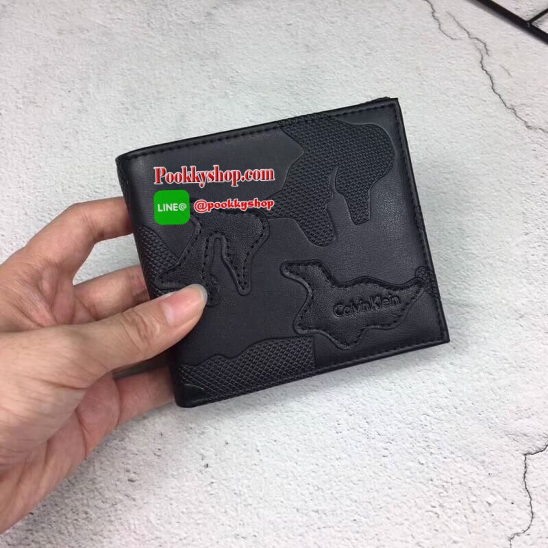 New arrival!!! พร้อมส่ง Calvin Klein Wallet กระเป๋าสตางค์แบบพับ 2 ตอนสำหรับผู้ชาย ตัวกระเป๋าเป็นหนังลวดลายโดดเด่นดูไม่จำเจ ด้านในมีช่องใส่บัตร ใส่ธนบัตรแยกเป็นสัดส่วน ไม่ว่าจะใช้เองหรือเป็นของขวัญก็คุ้มค่าน่าใช้มากค่า