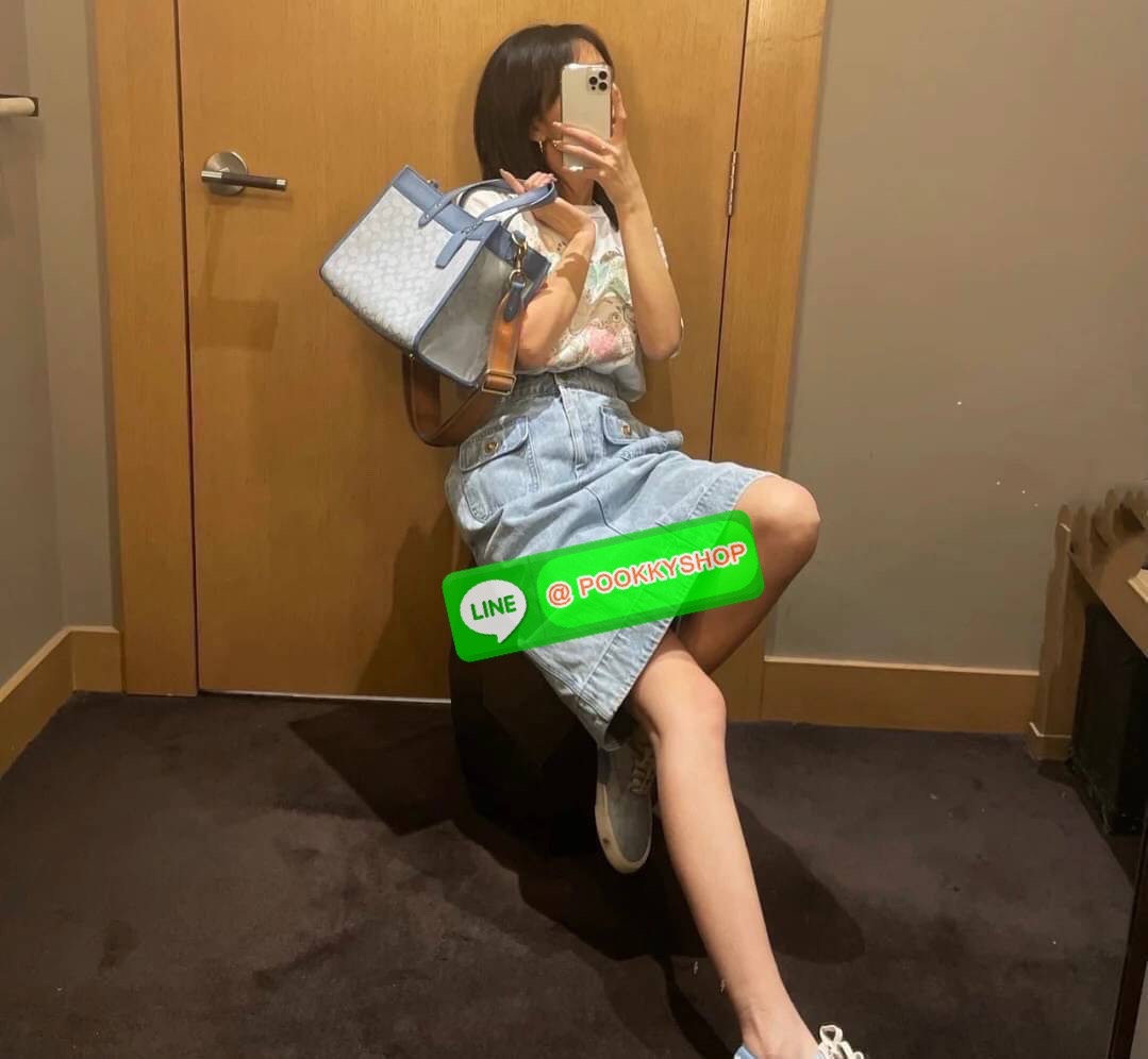 COACH TOTE FIELD JACQUARD BAG ((C3282)) กระเป๋าหิ้ว//สะพายข้าง JacquardลายC+หนังแท้ สวยงามลงตัวมากๆค่ะ ปากกระเป๋าเปิดปิดแบบกระดุมแม่เหล็ก ภายในกว้าง สาวๆที่สัมภาระเยอะบอกเลยเหมาะมากค่ะ