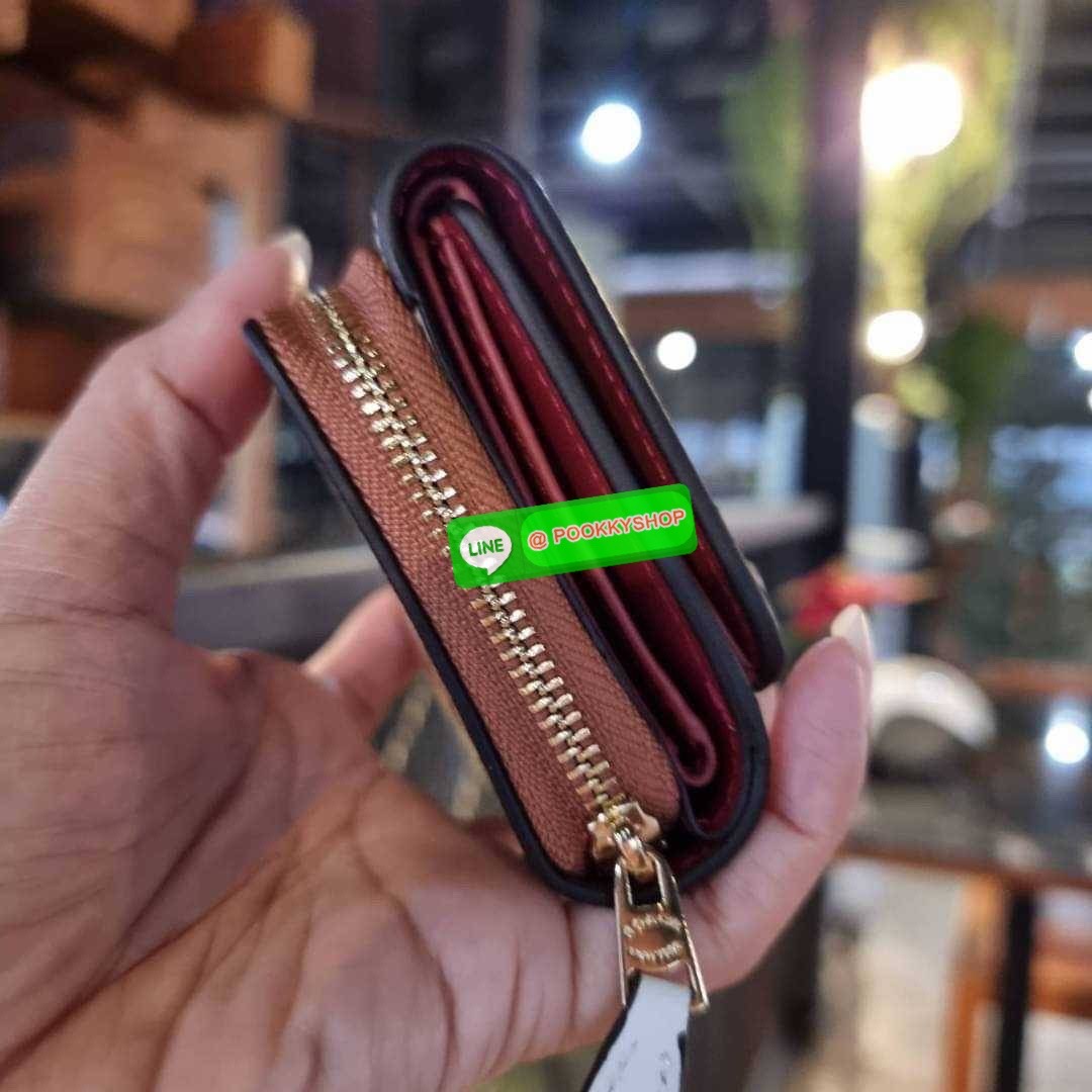 COACH 7331 SMALL TRIFOLD WALLET IN SIGNATURE CANVAS สวยคลาสสิค พกพาง่าย ใบเล็กน่ารักน่าใช้ ต้องยกให้ใบนี้จ้า ตอบโจทย์คนชอบพกน้อยที่สุด!! กระเป๋าสตางค์ใบสั้นหนังแคนวาสเคลือบคุณภาพดี ภายในเป็นหนังแท้ ใส่บัตร ใส่ธนบัตรได้ทุกชนิด มีช่องซิปแยก ใบเดียวใบนี้คือเ