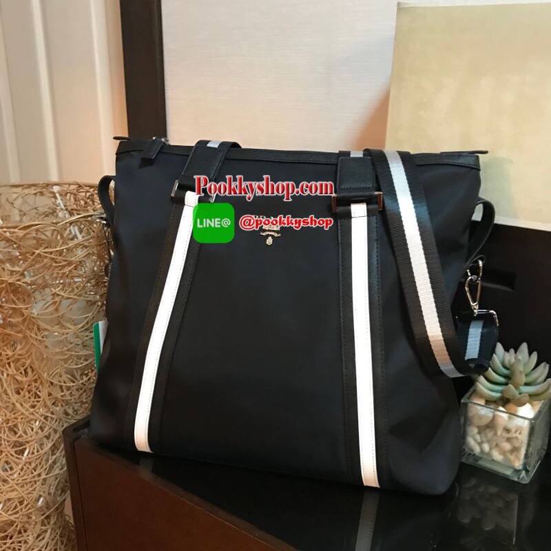 Don't Miss! PRADA NYLON LARGE HANDBAG กระเป๋าถือหรือสะพาย Limited edition VIP Gift With Purchase (GWP) จากเคาน์เตอร์แบรนด์วัสดุ Nylon&Polyester100% เนื้อหนาคุณภาพดีตามแบบฉบับแบรนด์ ด้านหน้าประดับโลโก้เปิดปิดด้วยซิปสะดวกใช้ หูกระเป๋าและสายสะพายสีดำตัด