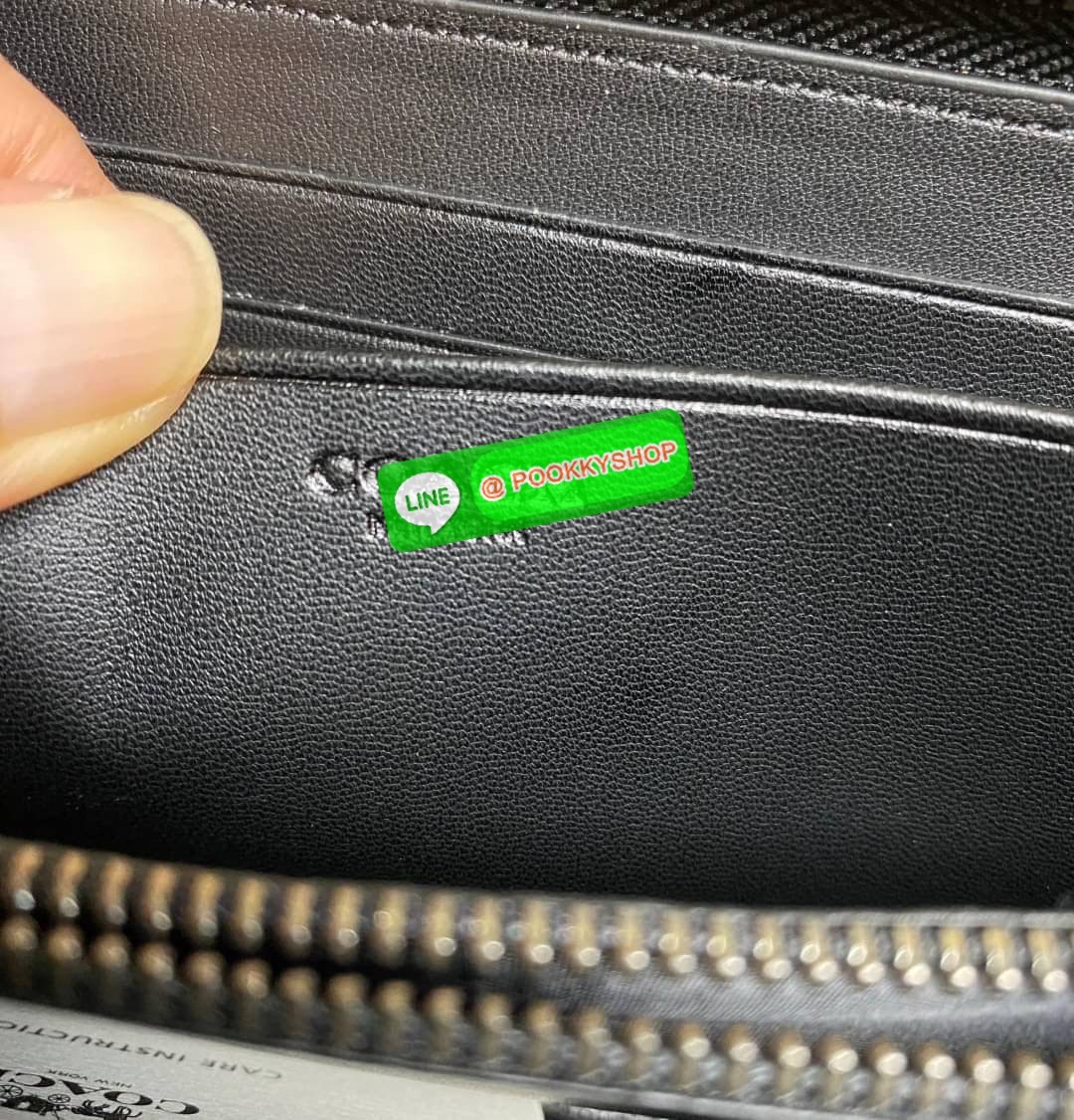 COACH ACCORDION ZIP WALLET IN SIGNATURE CANVAS กระเป๋าสตางค์ใบยาว ซิปรอบ ใช้งานง่าย ด้วยฟังชั่น ด้านใน ใส่บัตรได้จุใจ มีช่องซิปใส่เหรียญตรงกลาง โดนใจหลายๆคนไปเรียบร้อยและคลาสสิค เรียบหรูดูแพงตลอดกาล ยกให้รุ่นนี้เลย