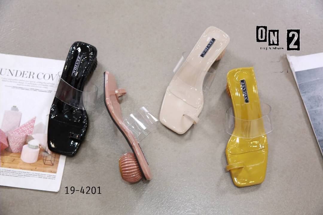 ส้นสูงส้นแก้ว งานใสๆสีๆ สไตล์ alexander wang pvc ทรงดีงามมากคะหน้าซิริโคนนิ่ม รัดนิ้วโป้ง ใส่สบายไม่บาดเท้าคะ ทรงสวยใส่แล้วดูเท้าขาว เท้าเรียวคะ สาวๆควรมีติดไว้นะคะ