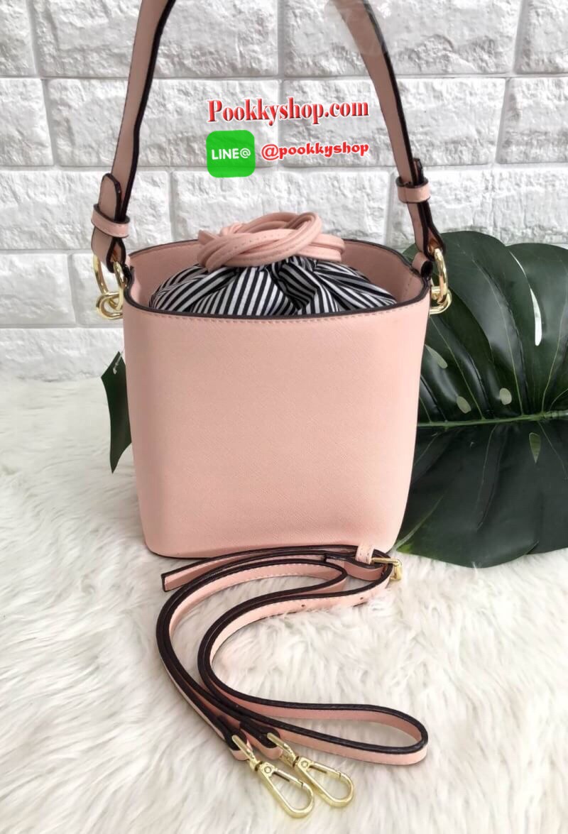 New arrival!!! Katr spade new york cameron street pippa bag 2018 พร้อมส่ง รุ่นใหม่ล่าสุดค่ะ!!! กระเป๋าวัสดุหนังซาฟเฟียโน่ ทรงถัง สามารถถือได้ สะพายข้างได้ค่ะ ด้านหน้าติดอะไหล่แบรนด์ ปากกระเป๋าเปิดปิดแบบหูรูด แบบหนังห้อยยาวลงมา หนังรูดง่ายมากค่ะ ภายในกระเป