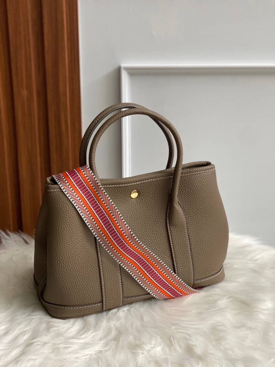 Restock อีกครั้ง รุ่น GD 30 cm หนัง PU premium Soft togo หนังนุ่ม สวยมากก จุของได้เยอะสุดๆ ภาพในสวยหรูบุเป็นผ้า Canvas ประกบฐานด้วย PU premium งานคัตติ้งสวยมาก มาพร้อมกับเซตกระเป๋าผ้า Canvas อีก 1 ใบ และสายสะพาย 2 เส้น คุ้มมสุดด