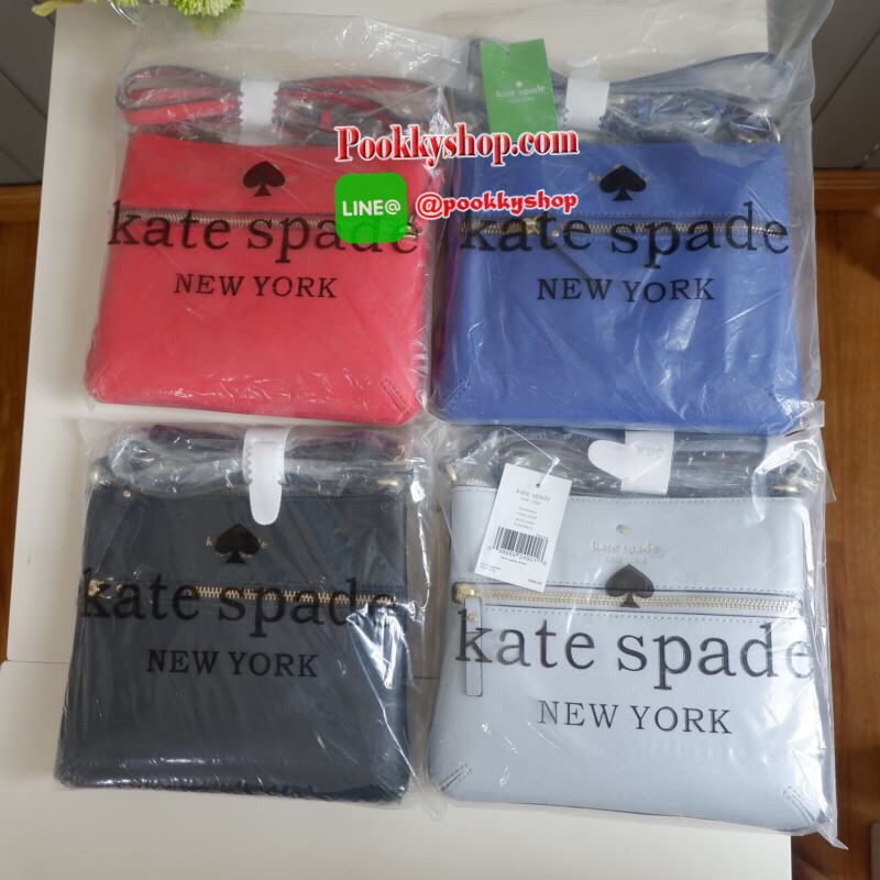Kate Spade new york saffiano crossbody bag ด้านหน้ามีหนึ่งช่องซิปสำหรับใส่มือถือหรือของจุกจิก เปิดปิดกระเป๋าช่องหลักแบบซิป ด้านในโล่ง มีช่องให้ใส่ของจุกจิกหนึ่งช่อง สายสะพายถอดไม่ได้ เลื่อนปรับระดับได้