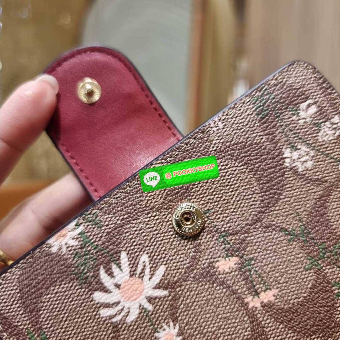 COACH C8730 MEDIUM CORNER ZIP WALLET IN SIGNATURE CANVAS WITH WILDFLOWER PRINT คอลเลคชั่นใหม่ กระเป๋าสตางค์ใบกลาง ดีไซน์ใหม่ สุดหรู คละลายพริ้นท์เต็มใบ น่าใช้ไปอีก วัสดุหนังแคนวาสเคลือบลาย ภายในมีช่องใส่บัตร ใส่ธนบัตรได้ครบ และมีช่องซิปแยก ใบจริงสวยมากๆ แ