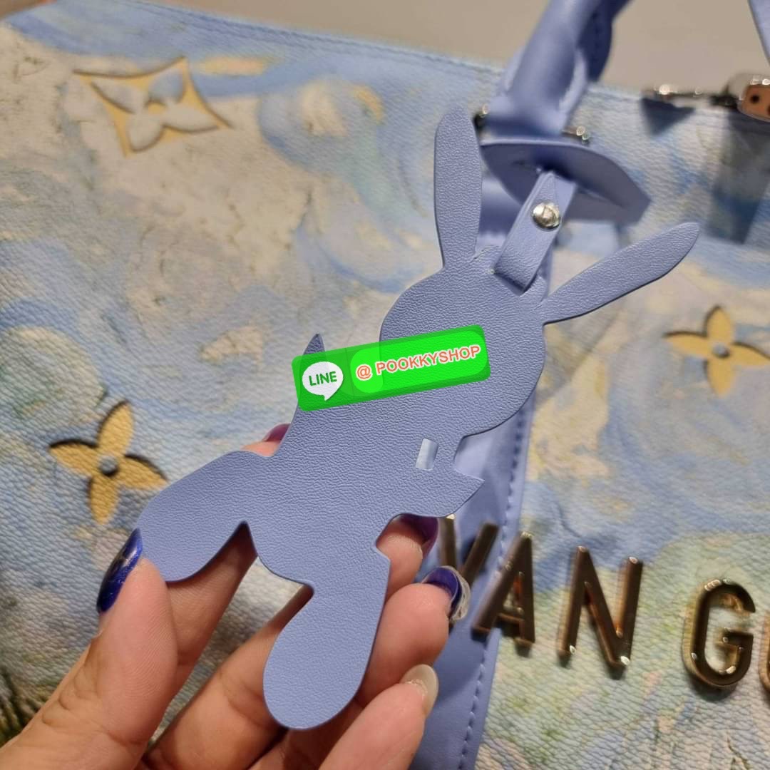 LV×Jeff koons van gogh keepall travel bag 🔆 Details ใหม่ล่าสุด กระเป๋าเดินทางสุดคลาสสิค ไซส์ใหญ่จุใจ ไอเท็มที่จะทำให้การเดินทางไม่ธรรมดาอีกต่อไป ด้วยดีเทลความเป็นเอกลักษณ์ ลงลวดลายภาพวาดโดดเด่นไม่ซ้ำใคร เปิด-ปิดด้วยซิปแน่นหนา มีกุญแจล็อคได้ มีสายส