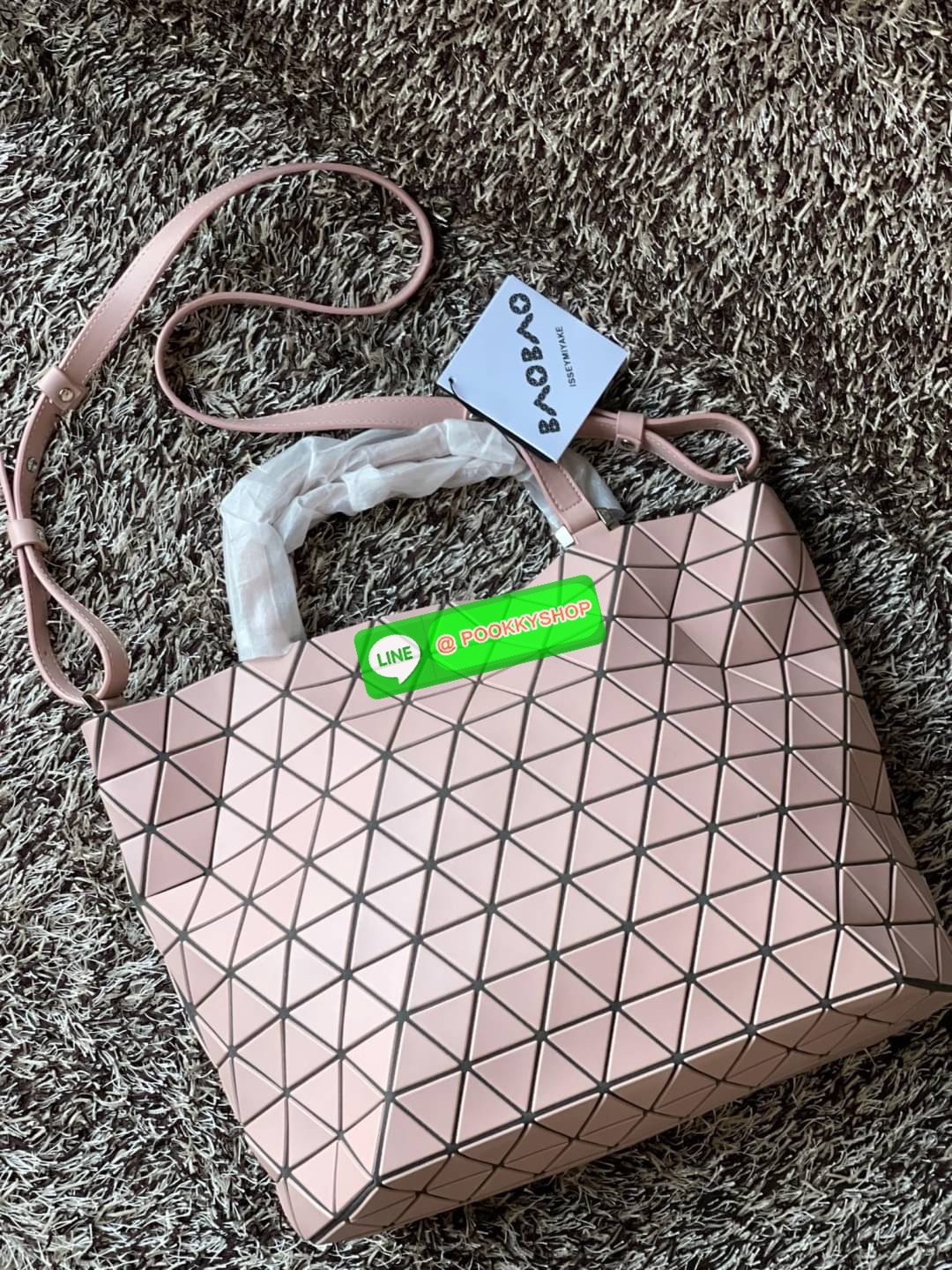 💕Bao Bao Issey Miyake crystal Matte large tote bag เป็นกระเป๋าทรงโท้ทที่มีความพิเศษด้วยการออกแบบแผ่นสามเหลี่ยมแบบใหม่จัดเรียงต่อกันในแนวตั้งเสริมกระเป๋าให้ดูหรูหรา ทันสมัย และดูมีเอกลักษณ์เป็นของตัวเอง อีกทั้งยังมีโครงสร้างฐานตาข่าย นอกจากช่วยให้ก