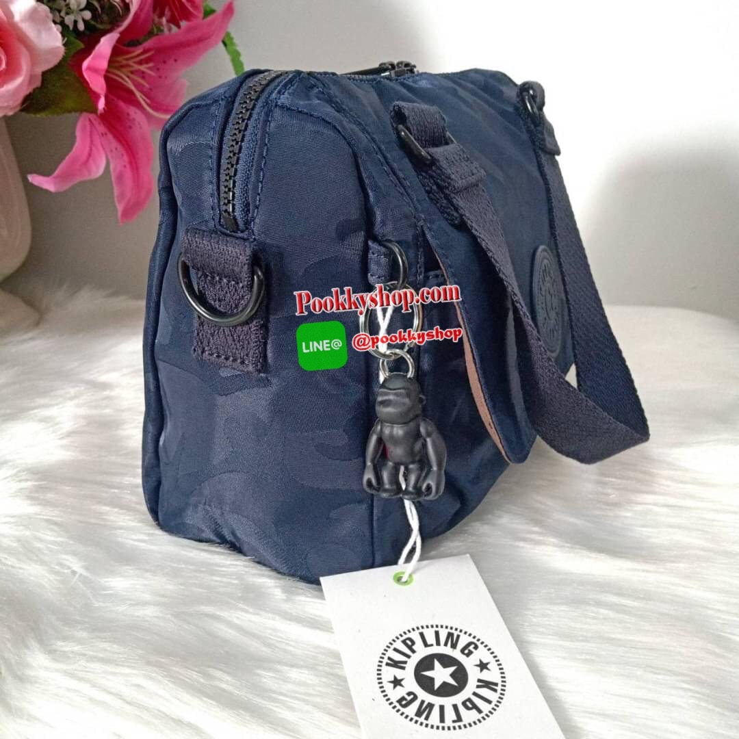 Kipling Brynne handbag & shoulder bag กระเป๋าถือหรือสะพายข้าง รุ่นใหม่จาก Kipling รูปทรงโค้งมนสวย พร้อมสายสะพายแบบคล้องแขนและสายสะพายยาว สามารถใช้งานได้ทั้ง 2 แบบ ด้านหน้ามีช่องใส่ของใช้จุกจิก ด้านในช่องโล่งกว้าง มีซิปข้างและช่องใส่ของแยกอีกฝั่ง เหมาะกับก