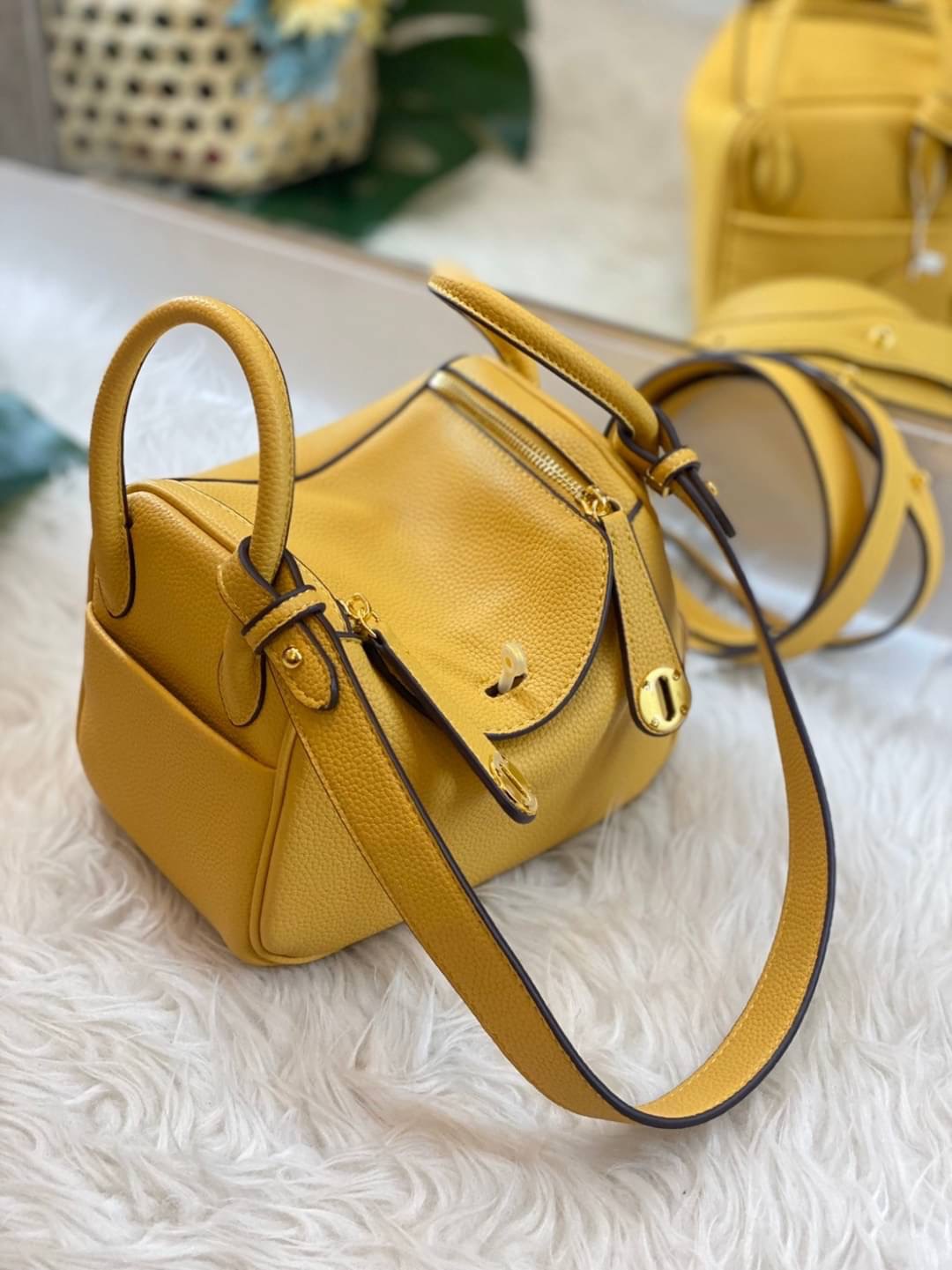 กลับมาเเล้วค่า Lindy 20cm หนัง PU premium ที่ลูกค้าถามกันมาเยอะมากกก รอบนี้หนังสวยมากๆๆ สายสะพายแบบเรียบหรู มีห่วงรัดสายสองข้าง มี 2 สายนะคะ มีซิลิโคนปิดลูกบิดกันรอย งานเนี้ยบสุด ยิ่งใช้ยิ่งนิ่มมม กระเป๋าทรงสวยนุ่ม Flexible มากๆ จุของได้ทุกสิ่ง จะใช้ไปทำง