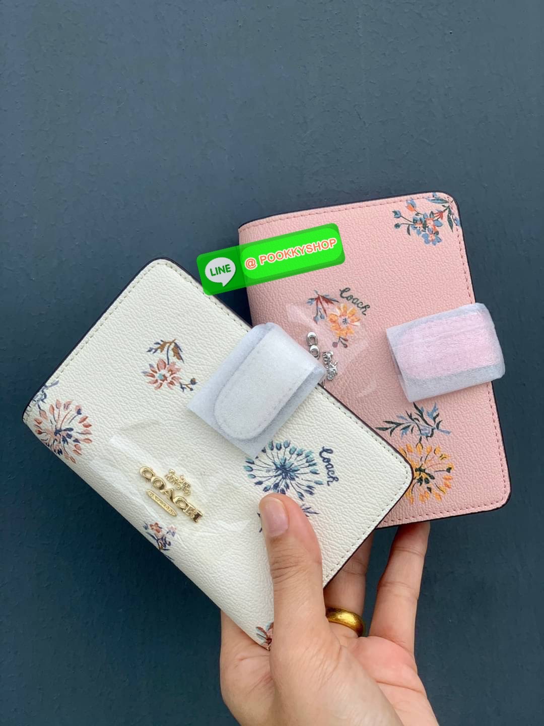 COACH MEDIUM CORNER ZIP WALLET WITH DANDELION FLORAL PRINT ((2855)) พร้อมส่งความสวย แถมความหมายดีด้วยค่ะ! กระเป๋าเงินใบกลาง ลายดอก Dandeloin ทั้งใบสวยงามมากๆนะคะ มีช่องใส่ธนบัตรหนึ่งช่อง;ช่องใส่บัตรได้ถึง10ช่อง;และช่องซิปสำหรับใส่เหรียญอีกหนึ่งช่องค่ะ &#x