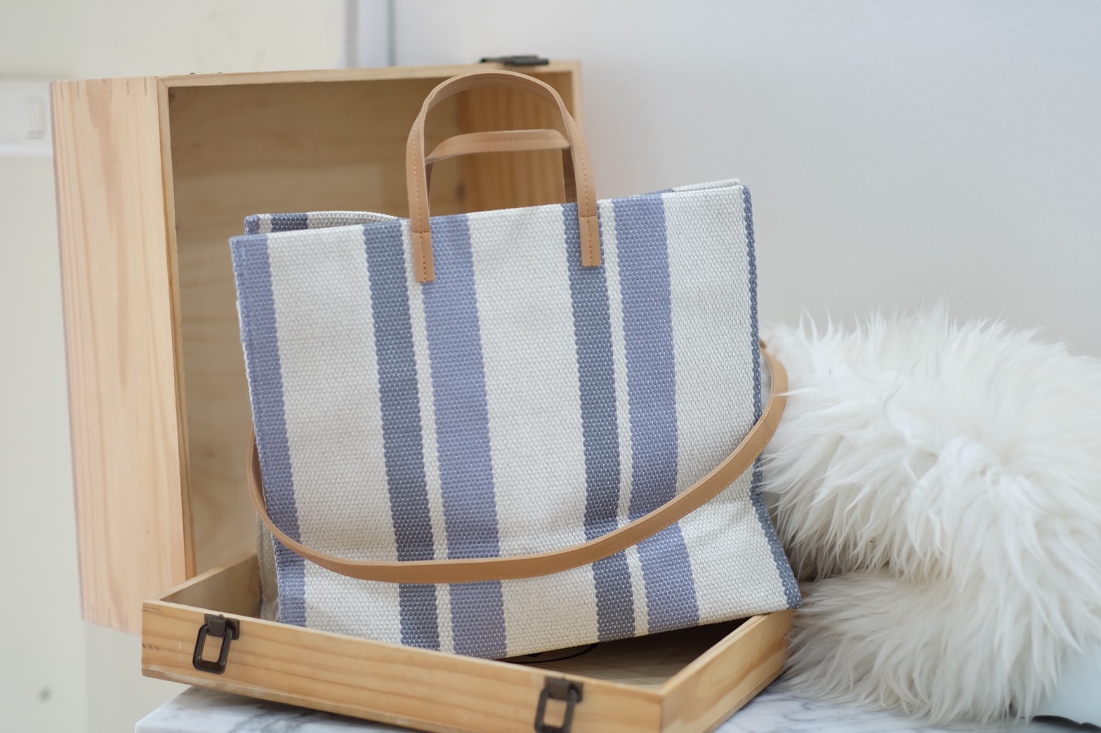 Chanel Canvas Tote bag .. กระเป๋างานผ้าCanvas ปัก Chanel สายหนัง งานสวย ทนทานใช้งาน ดูมีสไตส์มากๆคะ มีสายยาวสะพายข้างได้ หรือ จะทำเป็น Shopping Bag ก็สวยคะ