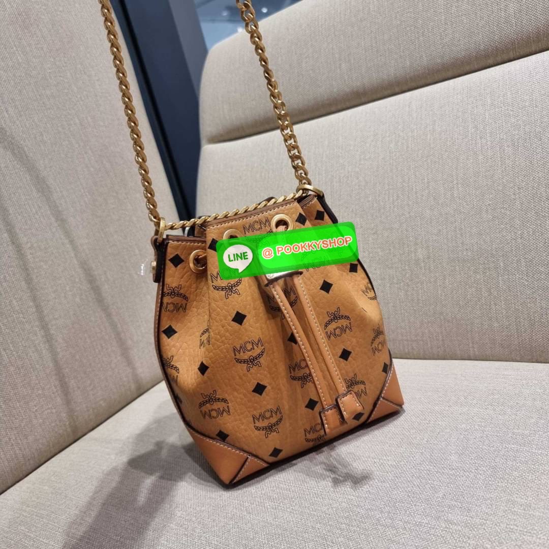 MCM SOFT BERLIN DRAWSTRING BAG IN VISETOS กระเป๋าสะพายทรง bucket ไซส์ mini ขนาดน่ารักน่าใช้ มาพร้อมกล่องสุดหรู!! วัสดุหนังแคนวาสคุณภาพดี รูดเปิด-ปิดกระเป๋าด้วยสายหนัง ภายในเป็นช่องโล่ง มีช่องแยก และช่องเก็บบัตรหรือจะไว้ของจุกจิกก็ได้ เป็นหนังแท้ ใต้กระเป๋