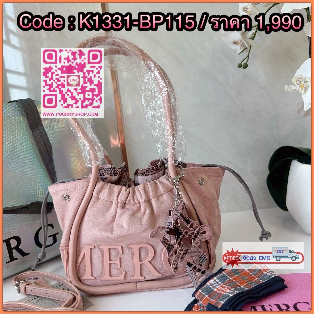 A Day Bag Mini’ in suede กระเป๋าหนังกลับเนื้อเนียน สายเกาหวานปนเท่ MERGE คอลเลกชันพิเศษ ดีไซน์เก๋พร้อมพวงกุญแจลายพิเศษ เข้าเซ็ตสุดคุ้ม!ใบเล็กสามารถ พกพาง่าย น้ำหนักเบา กระเป๋าหูรูดด้านใน ผลิตจากผ้าลายสก็อต ตัวกระเป๋ามี Snap ด้านข้าง ที่สามารถพับปีกกระเป๋า