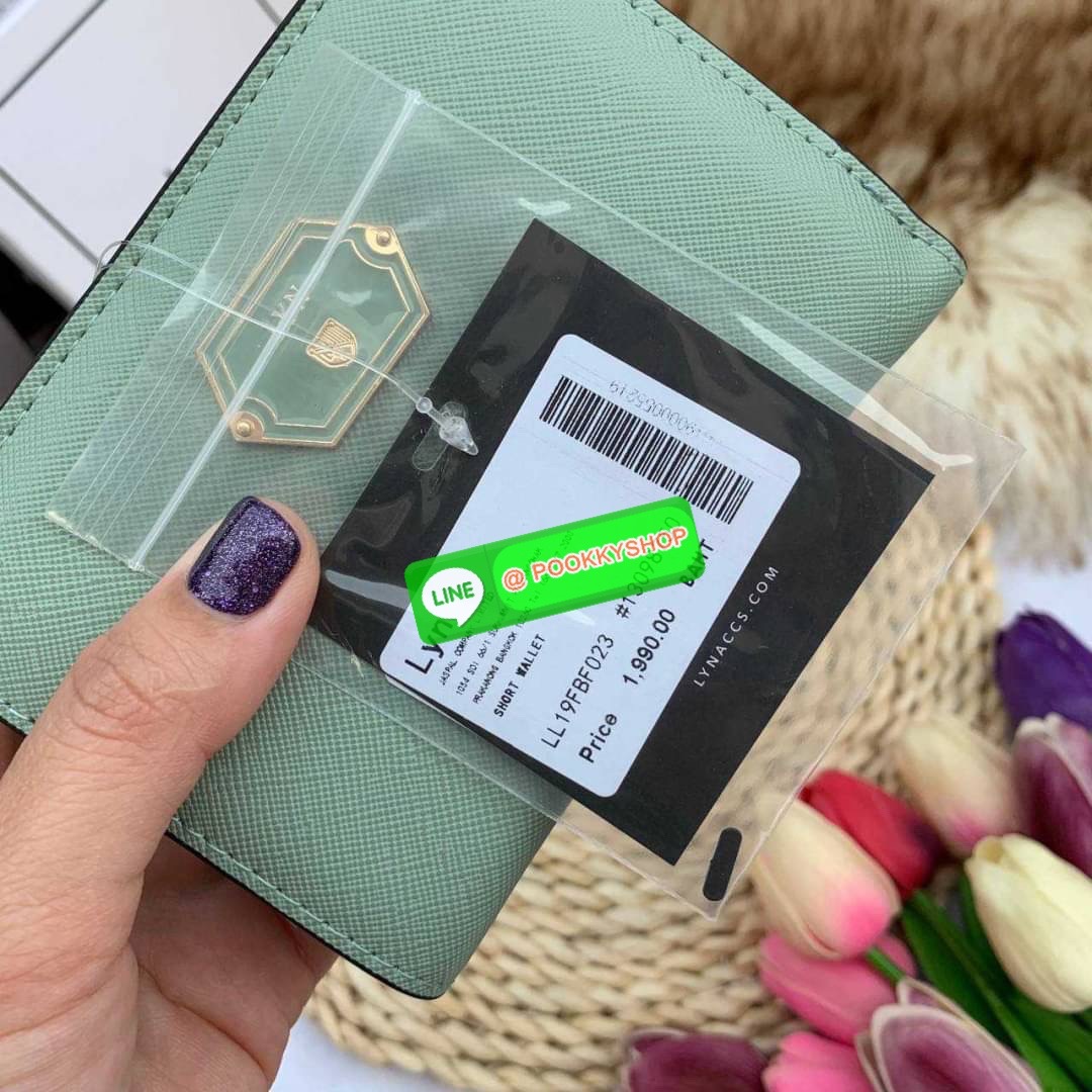 Lyn Wallet กระเป๋าตังLYN ขนาดใบกลาง ด้านหน้าติดโลโก้แบรนด์ ด้านในมีช่องใส่บัตร8ช่อง ช่องใส่ธนบัตรและช่องซิบแยกใส่เหรียญ ตัวจับซิบปั๊มแบรนด์ ใครกำลังมองหากระเป๋าสตางค์สีเรียบๆชิคๆแนะนำค่ะ