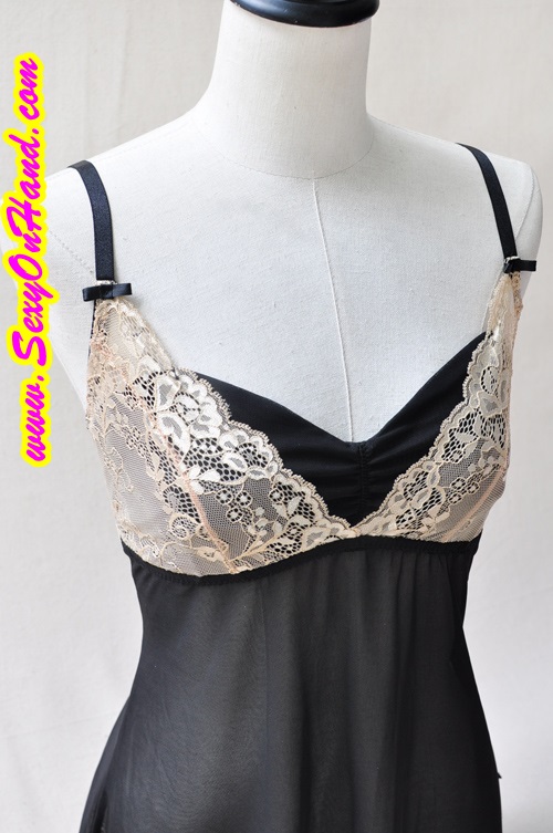 ชุดนอนเซ็กซี่ ชุดนอนซีทรู สายเดี่ยวสีดำ แต่งลูกไม้ สีทองเกรดหรูช่วงอก และด้านหลัง เนื้อผ้าสวยหรูทิ้งตัว งานเกรดพรีเมี่ยมคะ